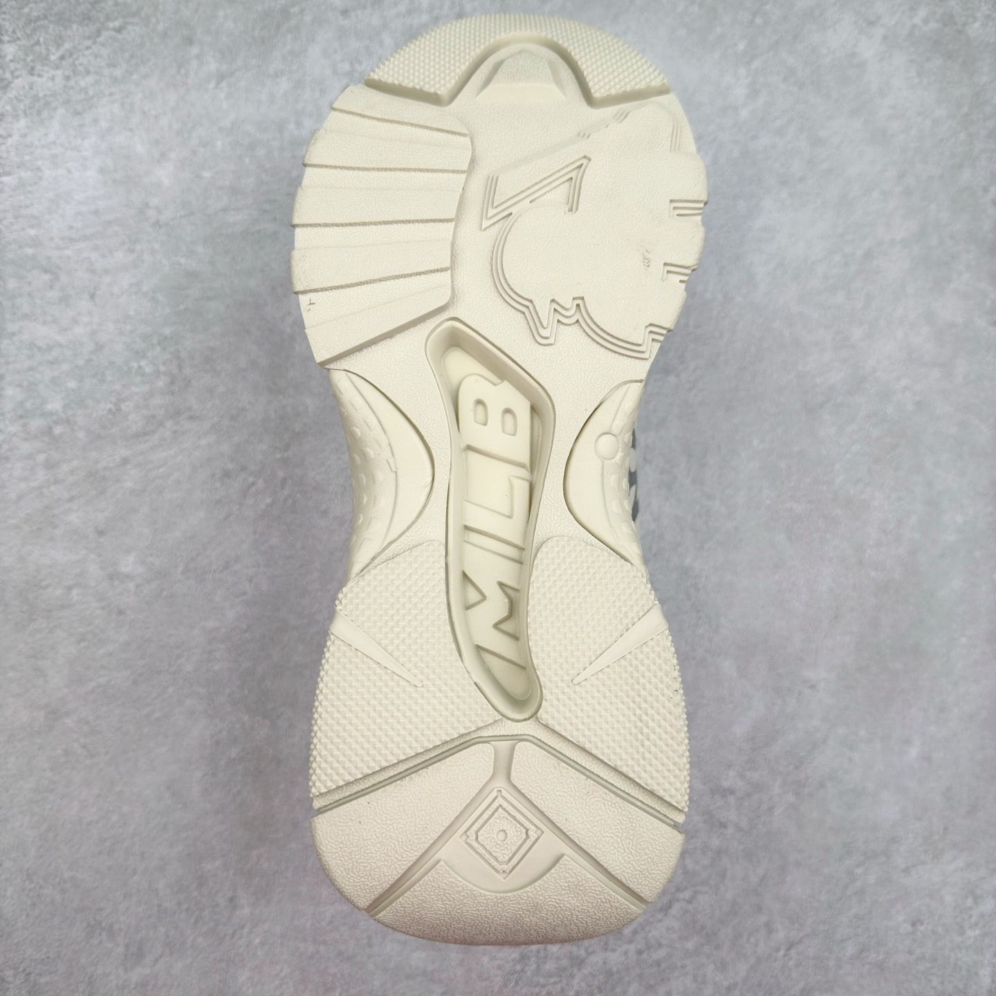 图片[9]-＃特价福利 MLB BigBall Chunky纽约洋基队增高复古风印花老爹鞋 MLB是韩国F&F旗下潮流服装品牌 拥有150年历史的经典传统 是街头文化和国际生活方式的领导者 MLB拥有包括男装、女装、童装、配饰在内的全品类服饰 提供覆盖各性别、各年龄层、From Head to Toe的穿搭装备 其产品结合了韩国的时尚造型与质感 展现了运动服饰也可以兼具时尚潮流的风格 在产品设计上 MLB不仅融合了美国职业棒球大联盟的各当家球队 更结合了棒球运动中的各个元素 复古风范自信控场 复古鞋型率先勾描独特的自我态度 在经典线条与时尚元素的精彩交织下刷新街头复古运动风潮 质感十足兼备卓越的舒适透气性能迎合夏日追求的自在脚感。尺码：36 36.5 37.5 38 38.5 39 40 40.5 41 42 42.5 43 44 44.5 45-选品中心