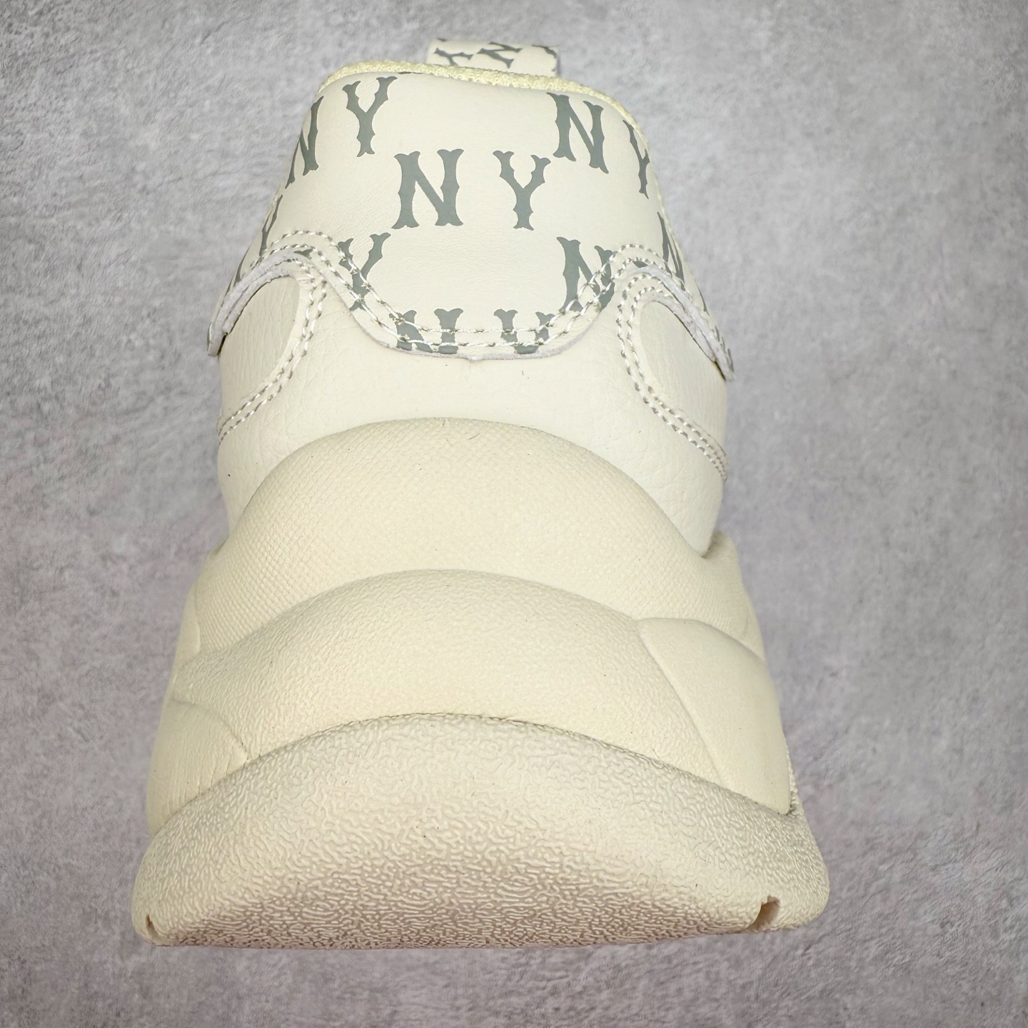 图片[8]-＃特价福利 MLB BigBall Chunky纽约洋基队增高复古风印花老爹鞋 MLB是韩国F&F旗下潮流服装品牌 拥有150年历史的经典传统 是街头文化和国际生活方式的领导者 MLB拥有包括男装、女装、童装、配饰在内的全品类服饰 提供覆盖各性别、各年龄层、From Head to Toe的穿搭装备 其产品结合了韩国的时尚造型与质感 展现了运动服饰也可以兼具时尚潮流的风格 在产品设计上 MLB不仅融合了美国职业棒球大联盟的各当家球队 更结合了棒球运动中的各个元素 复古风范自信控场 复古鞋型率先勾描独特的自我态度 在经典线条与时尚元素的精彩交织下刷新街头复古运动风潮 质感十足兼备卓越的舒适透气性能迎合夏日追求的自在脚感。尺码：36 36.5 37.5 38 38.5 39 40 40.5 41 42 42.5 43 44 44.5 45-选品中心