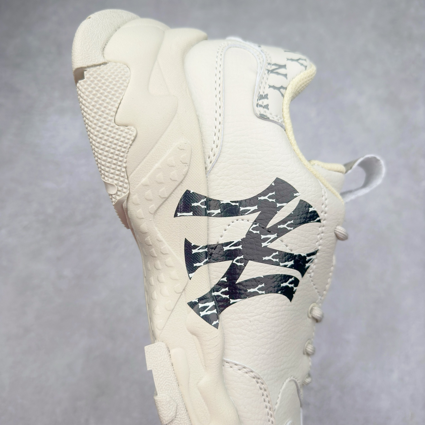 图片[6]-＃特价福利 MLB BigBall Chunky纽约洋基队增高复古风印花老爹鞋 MLB是韩国F&F旗下潮流服装品牌 拥有150年历史的经典传统 是街头文化和国际生活方式的领导者 MLB拥有包括男装、女装、童装、配饰在内的全品类服饰 提供覆盖各性别、各年龄层、From Head to Toe的穿搭装备 其产品结合了韩国的时尚造型与质感 展现了运动服饰也可以兼具时尚潮流的风格 在产品设计上 MLB不仅融合了美国职业棒球大联盟的各当家球队 更结合了棒球运动中的各个元素 复古风范自信控场 复古鞋型率先勾描独特的自我态度 在经典线条与时尚元素的精彩交织下刷新街头复古运动风潮 质感十足兼备卓越的舒适透气性能迎合夏日追求的自在脚感。尺码：36 36.5 37.5 38 38.5 39 40 40.5 41 42 42.5 43 44 44.5 45-选品中心