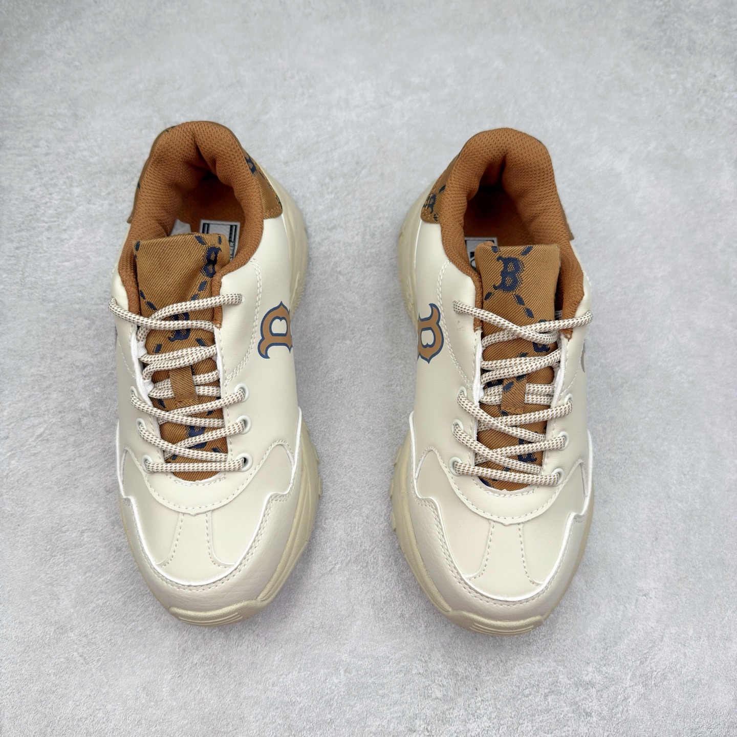 图片[2]-＃特价福利 MLB BigBall Chunky纽约洋基队增高复古风印花老爹鞋 MLB是韩国F&F旗下潮流服装品牌 拥有150年历史的经典传统 是街头文化和国际生活方式的领导者 MLB拥有包括男装、女装、童装、配饰在内的全品类服饰 提供覆盖各性别、各年龄层、From Head to Toe的穿搭装备 其产品结合了韩国的时尚造型与质感 展现了运动服饰也可以兼具时尚潮流的风格 在产品设计上 MLB不仅融合了美国职业棒球大联盟的各当家球队 更结合了棒球运动中的各个元素 复古风范自信控场 复古鞋型率先勾描独特的自我态度 在经典线条与时尚元素的精彩交织下刷新街头复古运动风潮 质感十足兼备卓越的舒适透气性能迎合夏日追求的自在脚感。尺码：36 36.5 37.5 38 38.5 39 40 40.5 41 42 42.5 43 44 44.5 45-选品中心