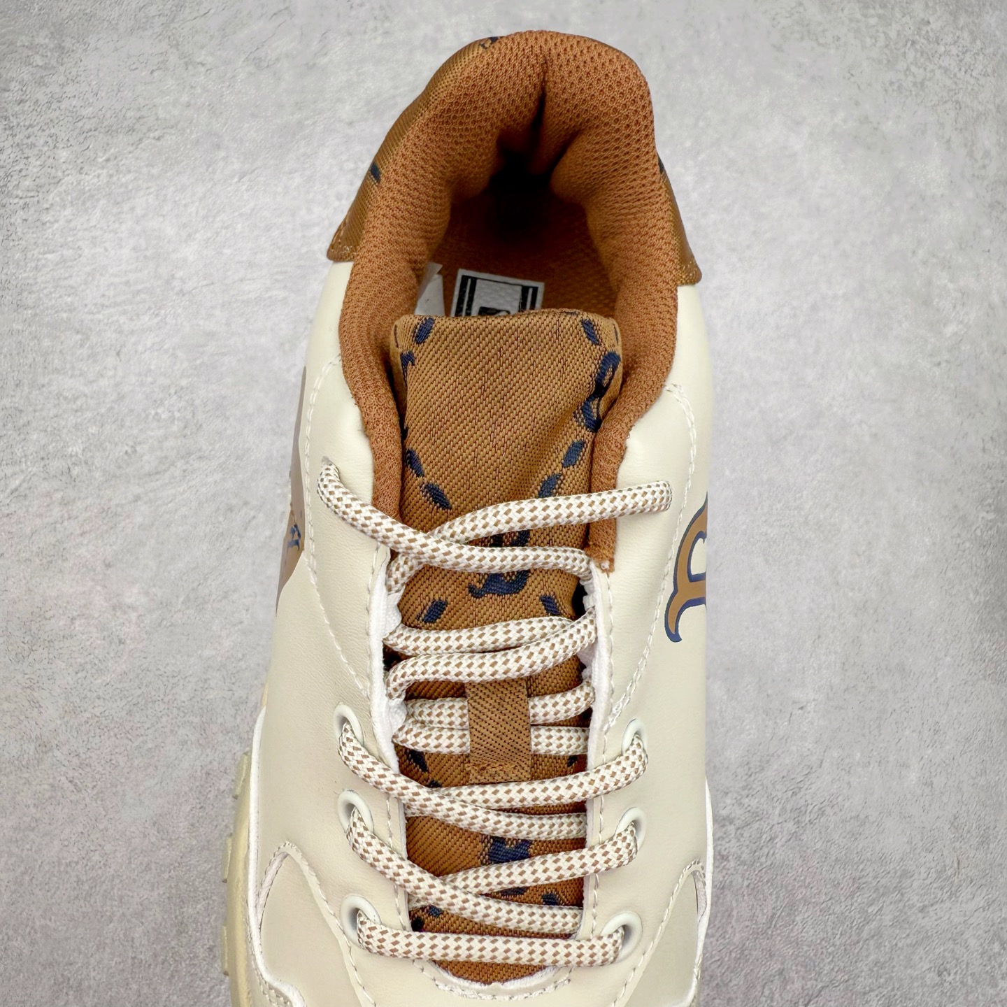 图片[5]-＃特价福利 MLB BigBall Chunky纽约洋基队增高复古风印花老爹鞋 MLB是韩国F&F旗下潮流服装品牌 拥有150年历史的经典传统 是街头文化和国际生活方式的领导者 MLB拥有包括男装、女装、童装、配饰在内的全品类服饰 提供覆盖各性别、各年龄层、From Head to Toe的穿搭装备 其产品结合了韩国的时尚造型与质感 展现了运动服饰也可以兼具时尚潮流的风格 在产品设计上 MLB不仅融合了美国职业棒球大联盟的各当家球队 更结合了棒球运动中的各个元素 复古风范自信控场 复古鞋型率先勾描独特的自我态度 在经典线条与时尚元素的精彩交织下刷新街头复古运动风潮 质感十足兼备卓越的舒适透气性能迎合夏日追求的自在脚感。尺码：36 36.5 37.5 38 38.5 39 40 40.5 41 42 42.5 43 44 44.5 45-选品中心