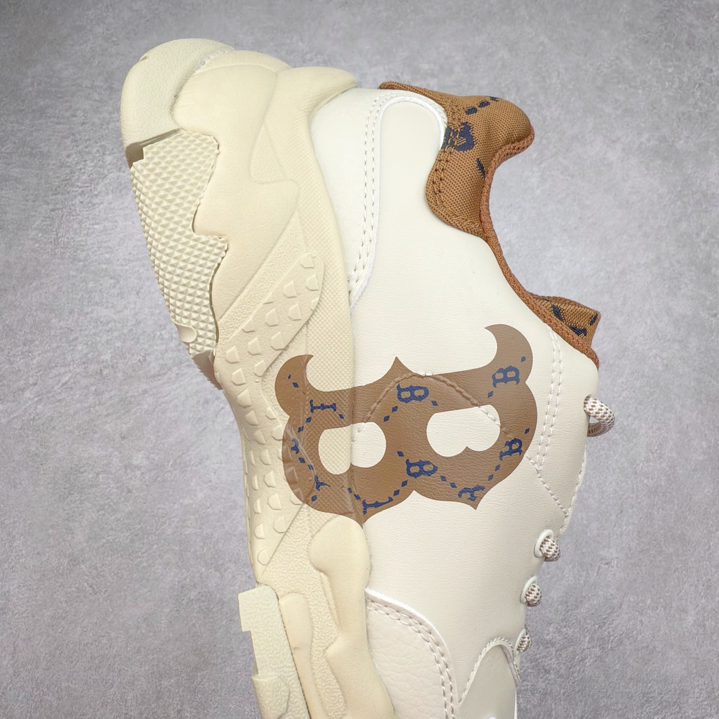 图片[6]-＃特价福利 MLB BigBall Chunky纽约洋基队增高复古风印花老爹鞋 MLB是韩国F&F旗下潮流服装品牌 拥有150年历史的经典传统 是街头文化和国际生活方式的领导者 MLB拥有包括男装、女装、童装、配饰在内的全品类服饰 提供覆盖各性别、各年龄层、From Head to Toe的穿搭装备 其产品结合了韩国的时尚造型与质感 展现了运动服饰也可以兼具时尚潮流的风格 在产品设计上 MLB不仅融合了美国职业棒球大联盟的各当家球队 更结合了棒球运动中的各个元素 复古风范自信控场 复古鞋型率先勾描独特的自我态度 在经典线条与时尚元素的精彩交织下刷新街头复古运动风潮 质感十足兼备卓越的舒适透气性能迎合夏日追求的自在脚感。尺码：36 36.5 37.5 38 38.5 39 40 40.5 41 42 42.5 43 44 44.5 45-选品中心