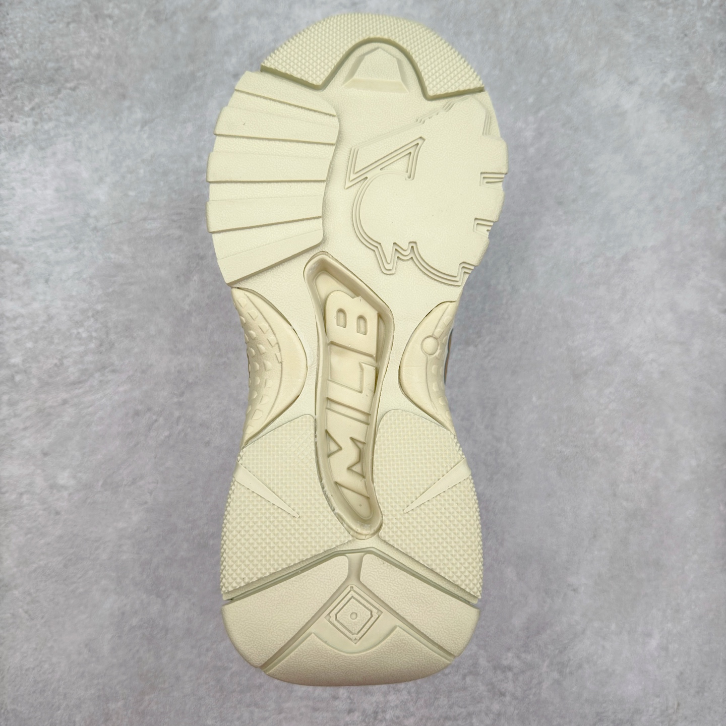 图片[9]-＃特价福利 MLB BigBall Chunky纽约洋基队增高复古风印花老爹鞋 MLB是韩国F&F旗下潮流服装品牌 拥有150年历史的经典传统 是街头文化和国际生活方式的领导者 MLB拥有包括男装、女装、童装、配饰在内的全品类服饰 提供覆盖各性别、各年龄层、From Head to Toe的穿搭装备 其产品结合了韩国的时尚造型与质感 展现了运动服饰也可以兼具时尚潮流的风格 在产品设计上 MLB不仅融合了美国职业棒球大联盟的各当家球队 更结合了棒球运动中的各个元素 复古风范自信控场 复古鞋型率先勾描独特的自我态度 在经典线条与时尚元素的精彩交织下刷新街头复古运动风潮 质感十足兼备卓越的舒适透气性能迎合夏日追求的自在脚感。尺码：36 36.5 37.5 38 38.5 39 40 40.5 41 42 42.5 43 44 44.5 45-选品中心