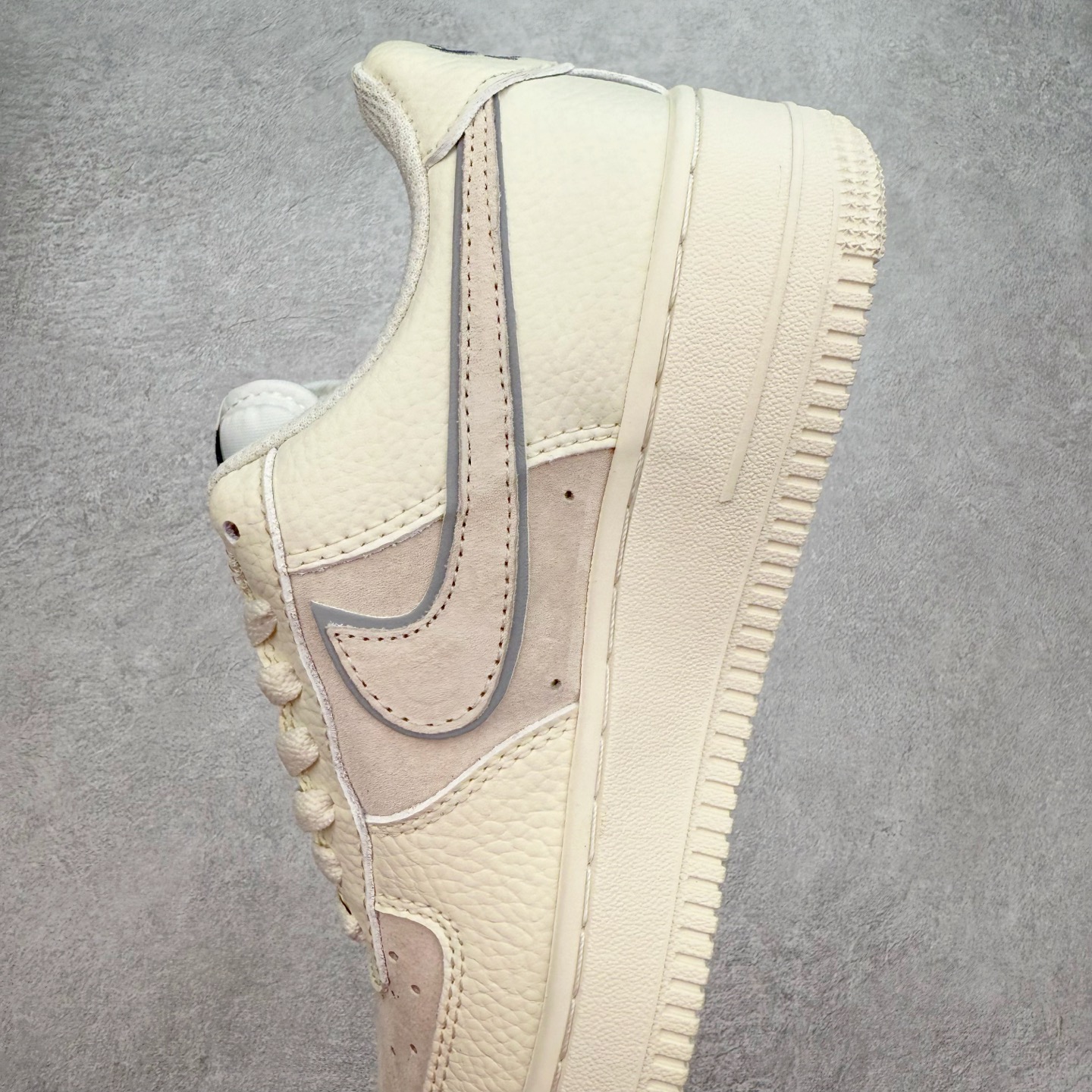 图片[7]-＃福利特价 NK Air Force 1´07 Low 空军一号低帮百搭休闲运动板鞋 柔软、弹性十足的缓震性能和出色的中底设计 横跨复古与现代的外型结合 造就出风靡全球 三十多年的Force 1 直到今天还深受青睐 尺码：36 36.5 37.5 38 38.5 39 40 40.5 41 42 42.5 43 44 44.5 45-选品中心