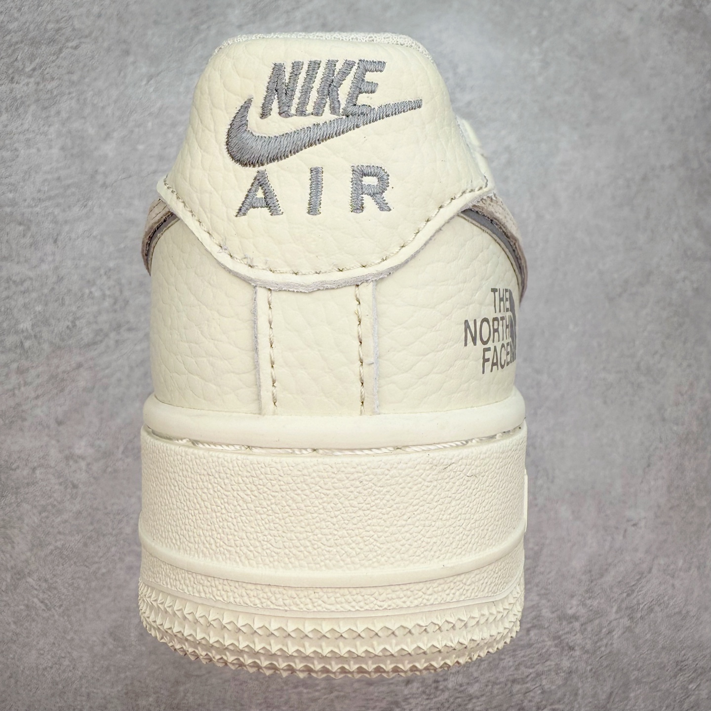 图片[8]-＃福利特价 NK Air Force 1´07 Low 空军一号低帮百搭休闲运动板鞋 柔软、弹性十足的缓震性能和出色的中底设计 横跨复古与现代的外型结合 造就出风靡全球 三十多年的Force 1 直到今天还深受青睐 尺码：36 36.5 37.5 38 38.5 39 40 40.5 41 42 42.5 43 44 44.5 45-选品中心