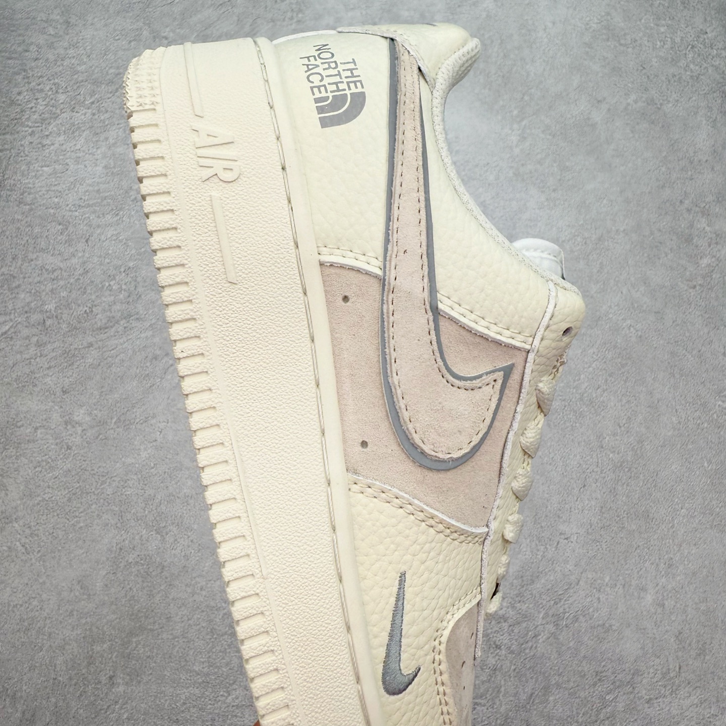 图片[6]-＃福利特价 NK Air Force 1´07 Low 空军一号低帮百搭休闲运动板鞋 柔软、弹性十足的缓震性能和出色的中底设计 横跨复古与现代的外型结合 造就出风靡全球 三十多年的Force 1 直到今天还深受青睐 尺码：36 36.5 37.5 38 38.5 39 40 40.5 41 42 42.5 43 44 44.5 45-选品中心