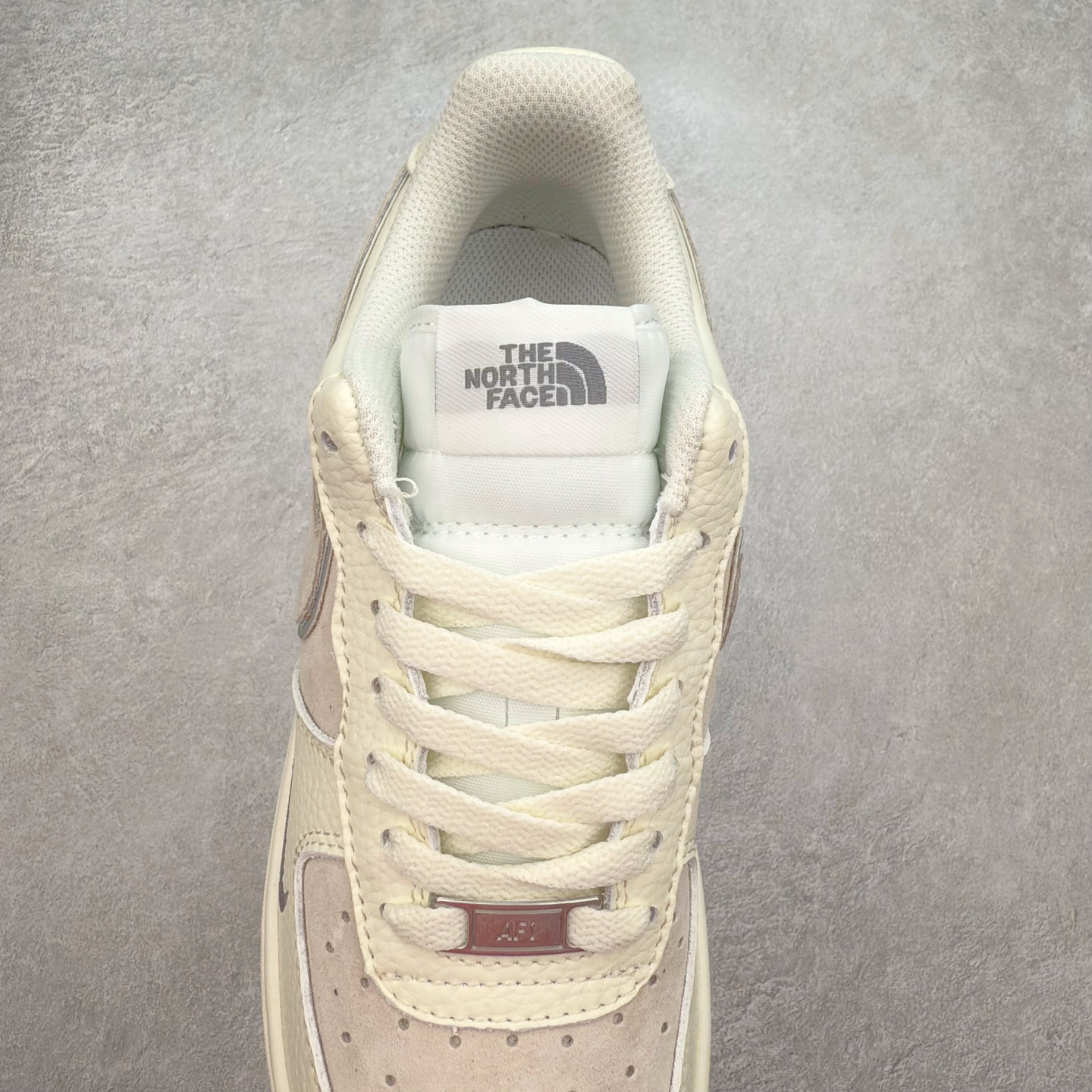 图片[5]-＃福利特价 NK Air Force 1´07 Low 空军一号低帮百搭休闲运动板鞋 柔软、弹性十足的缓震性能和出色的中底设计 横跨复古与现代的外型结合 造就出风靡全球 三十多年的Force 1 直到今天还深受青睐 尺码：36 36.5 37.5 38 38.5 39 40 40.5 41 42 42.5 43 44 44.5 45-选品中心