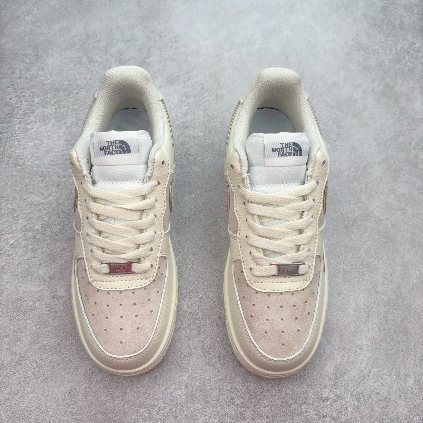 图片[2]-＃福利特价 NK Air Force 1´07 Low 空军一号低帮百搭休闲运动板鞋 柔软、弹性十足的缓震性能和出色的中底设计 横跨复古与现代的外型结合 造就出风靡全球 三十多年的Force 1 直到今天还深受青睐 尺码：36 36.5 37.5 38 38.5 39 40 40.5 41 42 42.5 43 44 44.5 45-选品中心