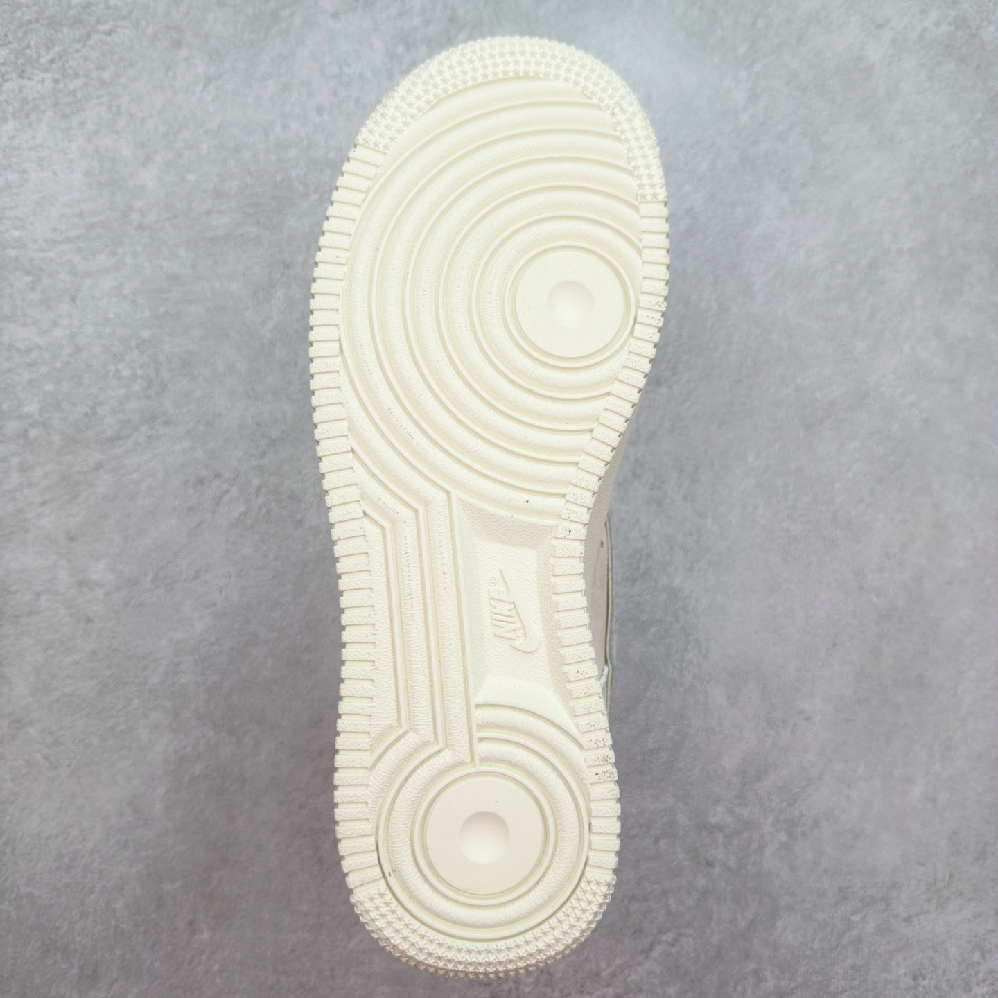 图片[9]-＃福利特价 NK Air Force 1´07 Low 空军一号低帮百搭休闲运动板鞋 柔软、弹性十足的缓震性能和出色的中底设计 横跨复古与现代的外型结合 造就出风靡全球 三十多年的Force 1 直到今天还深受青睐 尺码：36 36.5 37.5 38 38.5 39 40 40.5 41 42 42.5 43 44 44.5 45-选品中心