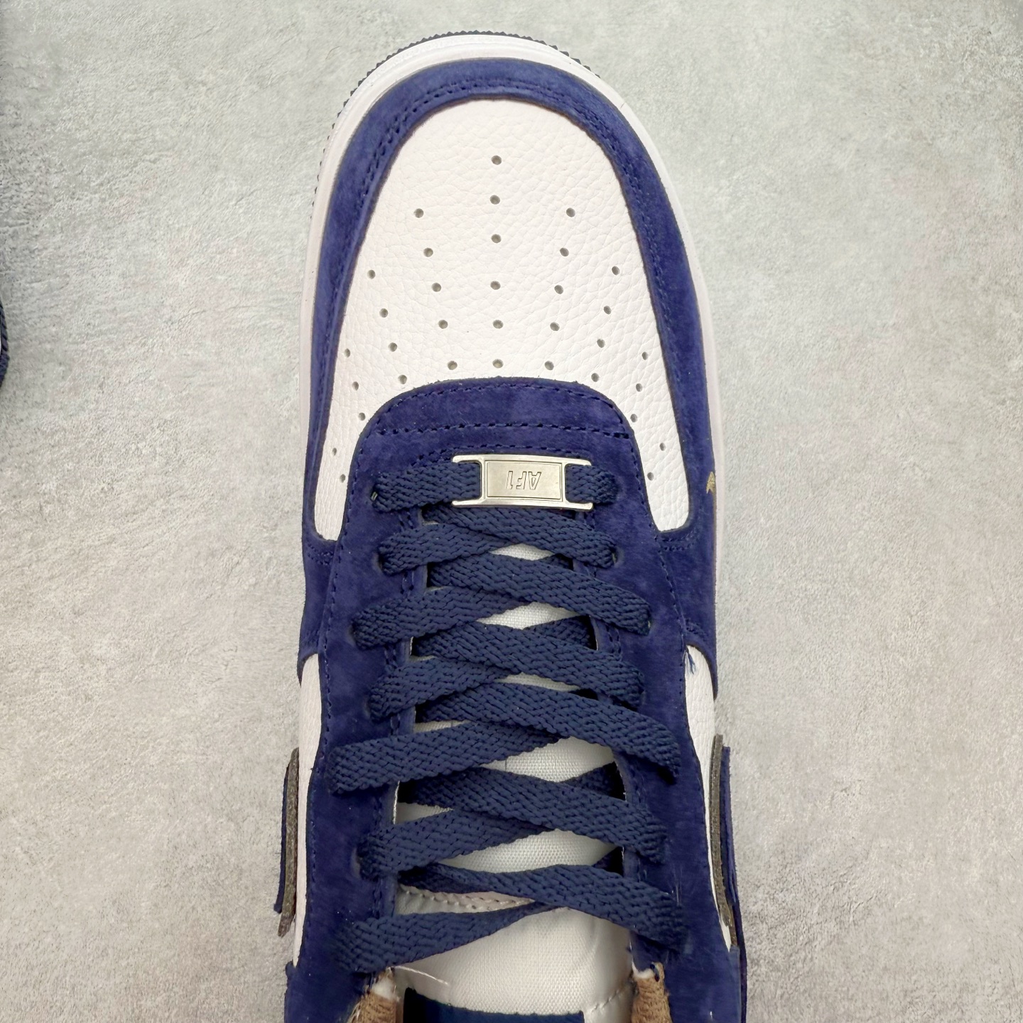 图片[4]-＃福利特价 NK Air Force 1´07 Low 空军一号低帮百搭休闲运动板鞋 柔软、弹性十足的缓震性能和出色的中底设计 横跨复古与现代的外型结合 造就出风靡全球 三十多年的Force 1 直到今天还深受青睐 尺码：36 36.5 37.5 38 38.5 39 40 40.5 41 42 42.5 43 44 44.5 45-选品中心