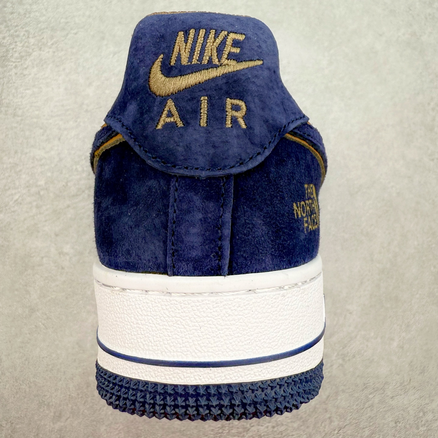 图片[8]-＃福利特价 NK Air Force 1´07 Low 空军一号低帮百搭休闲运动板鞋 柔软、弹性十足的缓震性能和出色的中底设计 横跨复古与现代的外型结合 造就出风靡全球 三十多年的Force 1 直到今天还深受青睐 尺码：36 36.5 37.5 38 38.5 39 40 40.5 41 42 42.5 43 44 44.5 45-选品中心