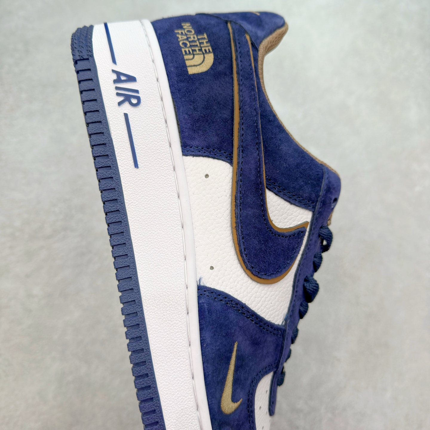 图片[6]-＃福利特价 NK Air Force 1´07 Low 空军一号低帮百搭休闲运动板鞋 柔软、弹性十足的缓震性能和出色的中底设计 横跨复古与现代的外型结合 造就出风靡全球 三十多年的Force 1 直到今天还深受青睐 尺码：36 36.5 37.5 38 38.5 39 40 40.5 41 42 42.5 43 44 44.5 45-选品中心