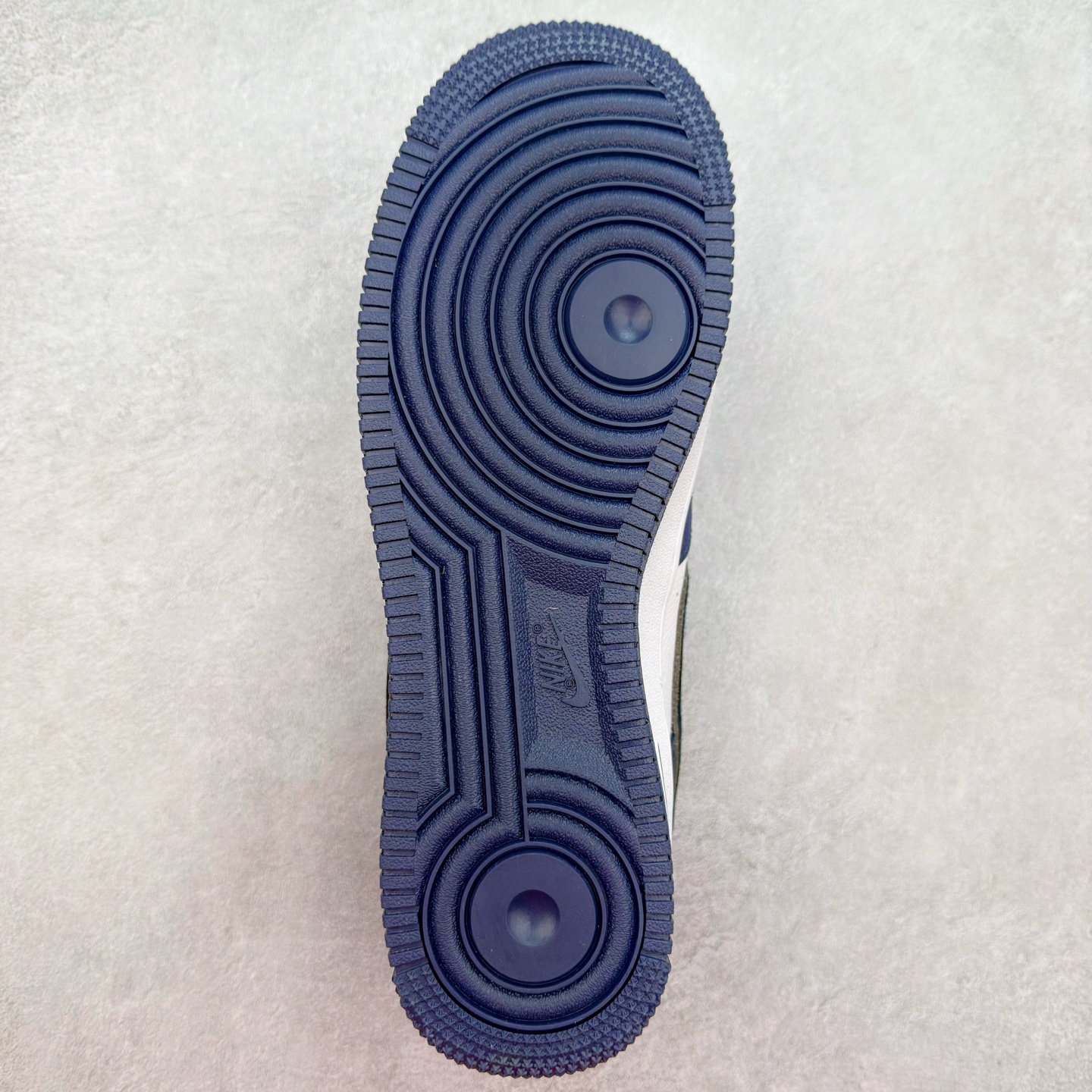 图片[9]-＃福利特价 NK Air Force 1´07 Low 空军一号低帮百搭休闲运动板鞋 柔软、弹性十足的缓震性能和出色的中底设计 横跨复古与现代的外型结合 造就出风靡全球 三十多年的Force 1 直到今天还深受青睐 尺码：36 36.5 37.5 38 38.5 39 40 40.5 41 42 42.5 43 44 44.5 45-选品中心