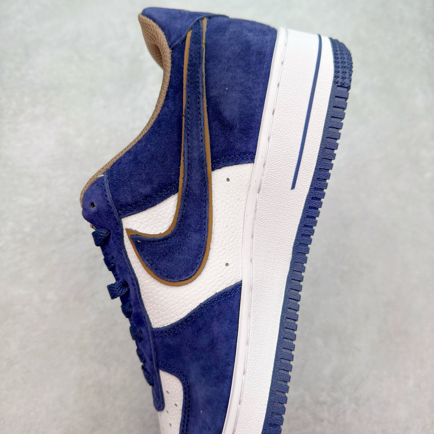 图片[7]-＃福利特价 NK Air Force 1´07 Low 空军一号低帮百搭休闲运动板鞋 柔软、弹性十足的缓震性能和出色的中底设计 横跨复古与现代的外型结合 造就出风靡全球 三十多年的Force 1 直到今天还深受青睐 尺码：36 36.5 37.5 38 38.5 39 40 40.5 41 42 42.5 43 44 44.5 45-选品中心
