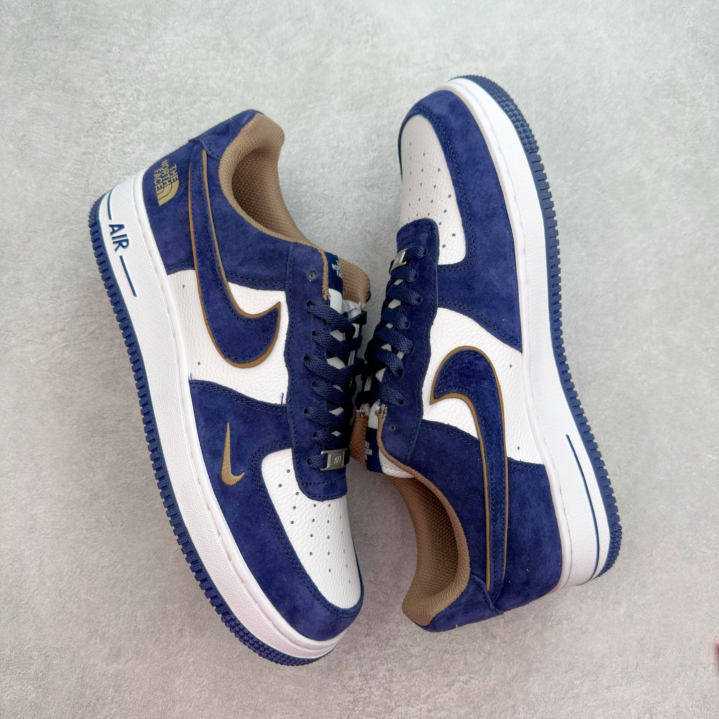 图片[3]-＃福利特价 NK Air Force 1´07 Low 空军一号低帮百搭休闲运动板鞋 柔软、弹性十足的缓震性能和出色的中底设计 横跨复古与现代的外型结合 造就出风靡全球 三十多年的Force 1 直到今天还深受青睐 尺码：36 36.5 37.5 38 38.5 39 40 40.5 41 42 42.5 43 44 44.5 45-选品中心