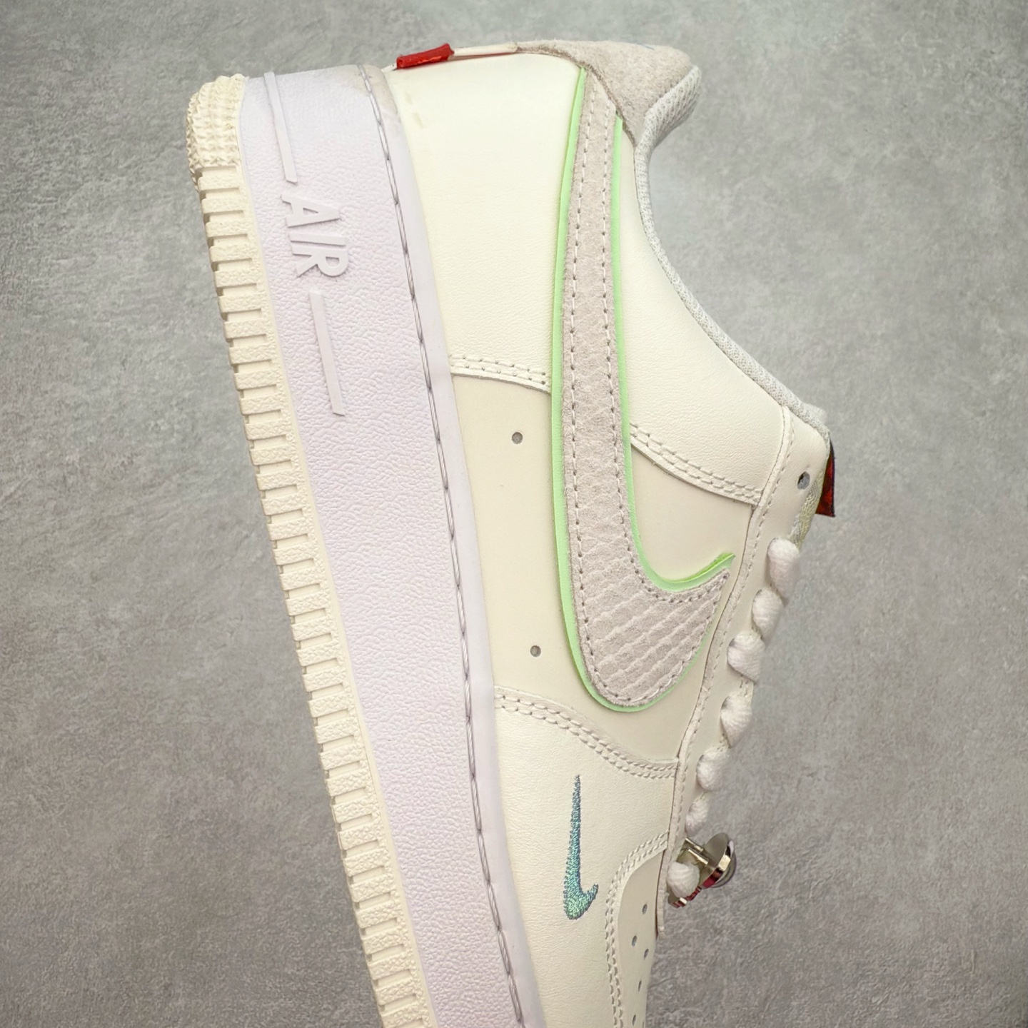 图片[6]-＃福利特价 NK Air Force 1´07 Low 空军一号低帮百搭休闲运动板鞋 柔软、弹性十足的缓震性能和出色的中底设计 横跨复古与现代的外型结合 造就出风靡全球 三十多年的Force 1 直到今天还深受青睐 尺码：36 36.5 37.5 38 38.5 39 40 40.5 41 42 42.5 43 44 44.5 45-选品中心