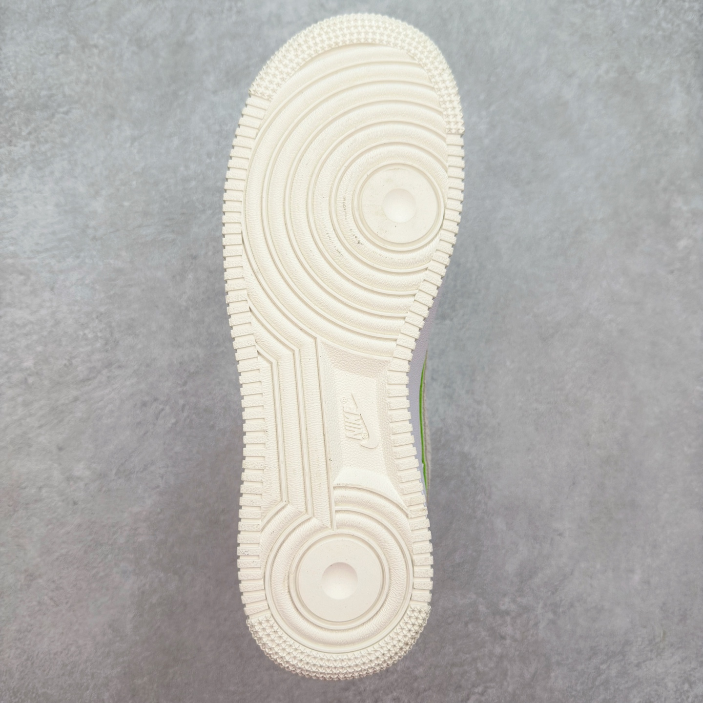 图片[9]-＃福利特价 NK Air Force 1´07 Low 空军一号低帮百搭休闲运动板鞋 柔软、弹性十足的缓震性能和出色的中底设计 横跨复古与现代的外型结合 造就出风靡全球 三十多年的Force 1 直到今天还深受青睐 尺码：36 36.5 37.5 38 38.5 39 40 40.5 41 42 42.5 43 44 44.5 45-选品中心