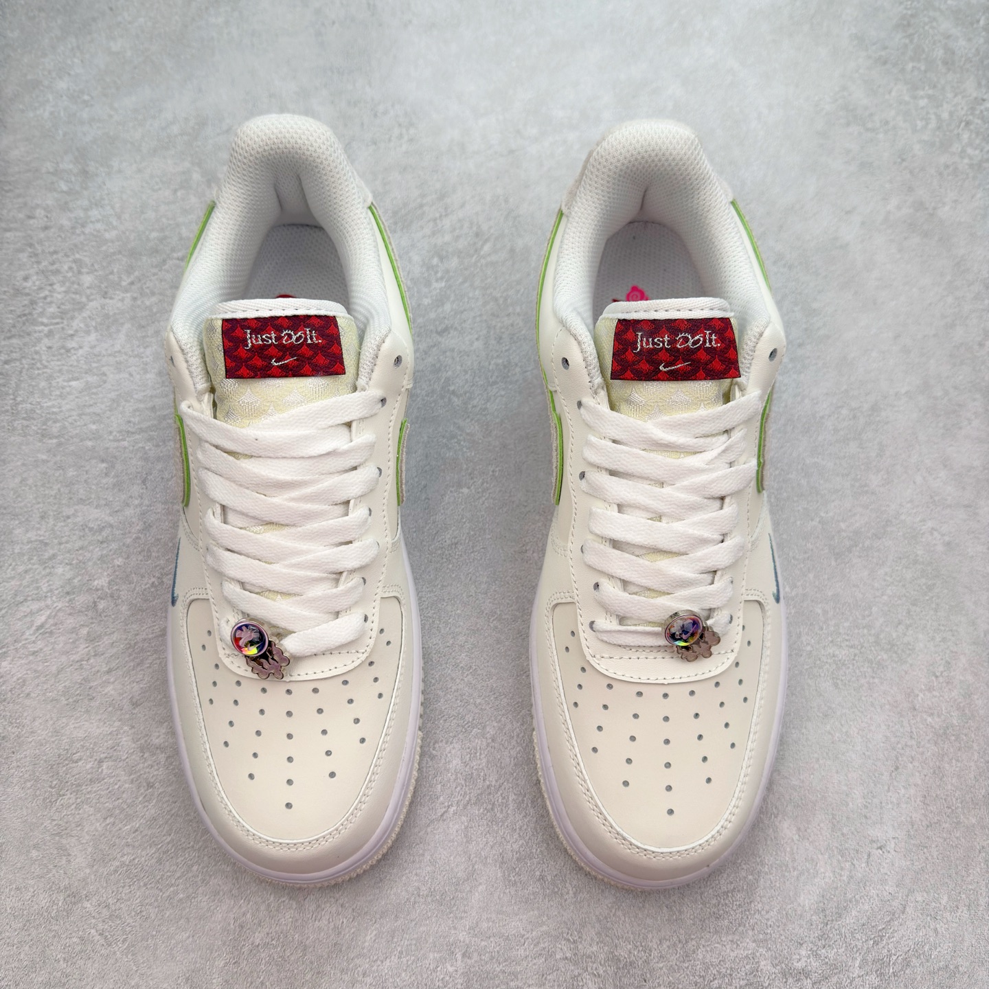 图片[2]-＃福利特价 NK Air Force 1´07 Low 空军一号低帮百搭休闲运动板鞋 柔软、弹性十足的缓震性能和出色的中底设计 横跨复古与现代的外型结合 造就出风靡全球 三十多年的Force 1 直到今天还深受青睐 尺码：36 36.5 37.5 38 38.5 39 40 40.5 41 42 42.5 43 44 44.5 45-选品中心