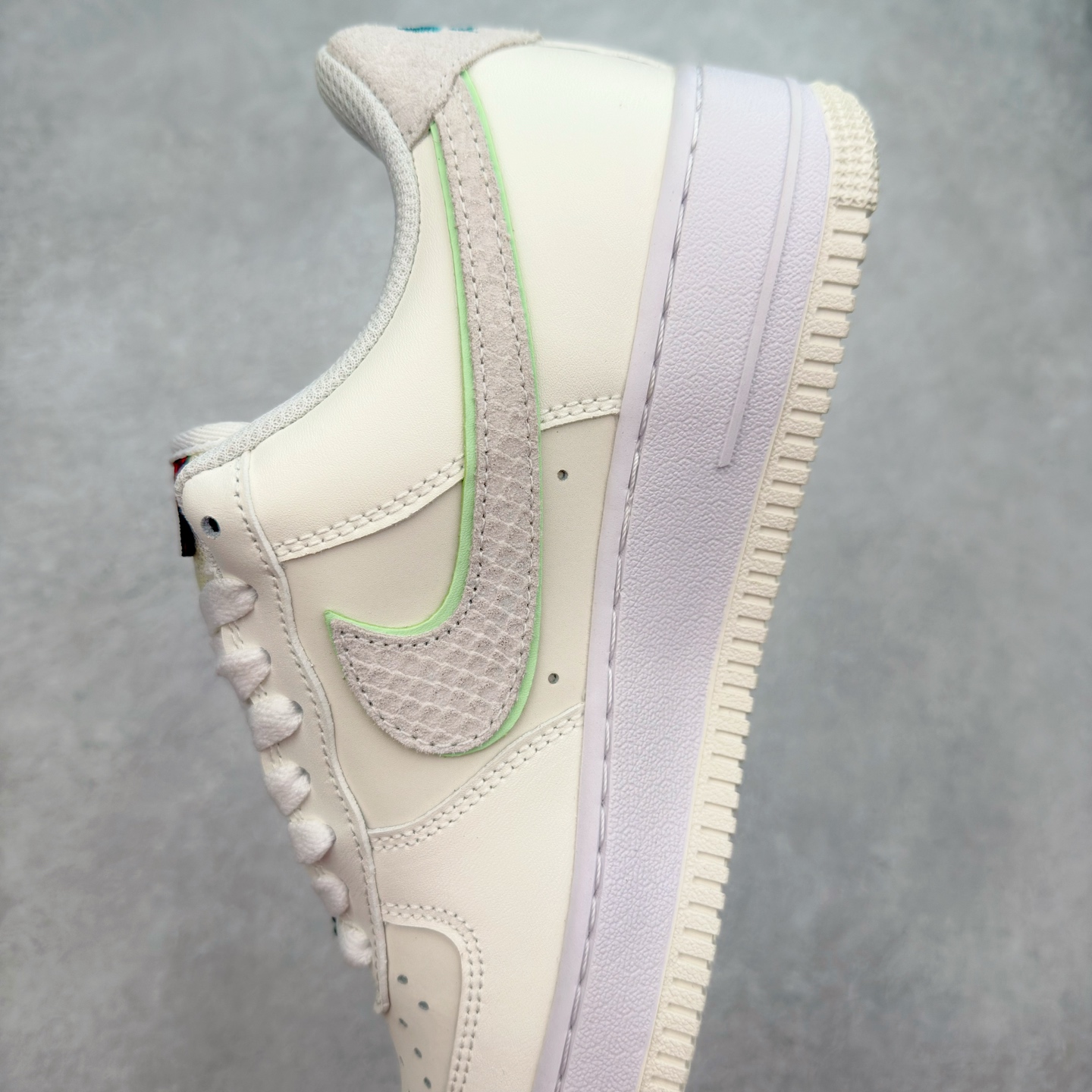 图片[7]-＃福利特价 NK Air Force 1´07 Low 空军一号低帮百搭休闲运动板鞋 柔软、弹性十足的缓震性能和出色的中底设计 横跨复古与现代的外型结合 造就出风靡全球 三十多年的Force 1 直到今天还深受青睐 尺码：36 36.5 37.5 38 38.5 39 40 40.5 41 42 42.5 43 44 44.5 45-选品中心