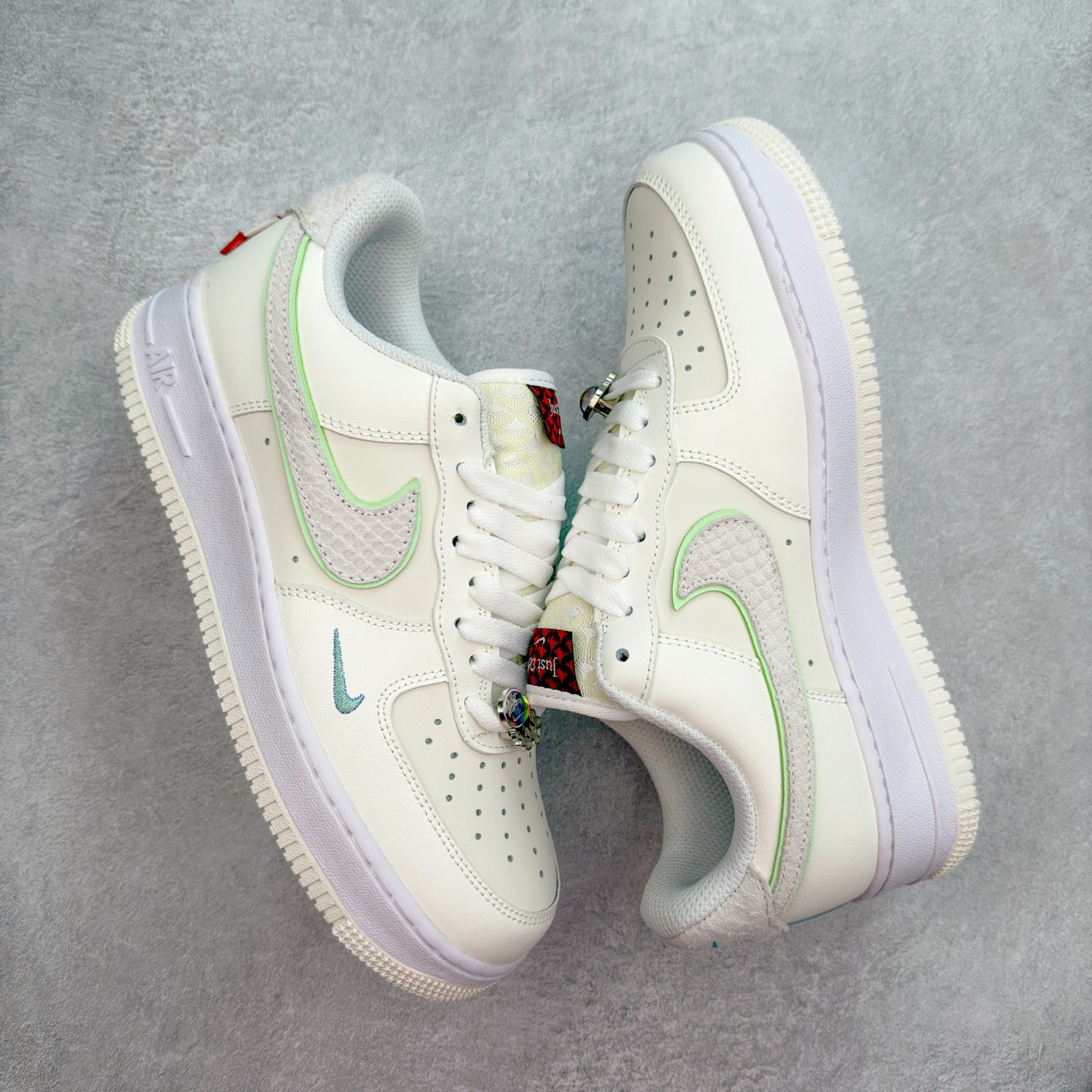 图片[3]-＃福利特价 NK Air Force 1´07 Low 空军一号低帮百搭休闲运动板鞋 柔软、弹性十足的缓震性能和出色的中底设计 横跨复古与现代的外型结合 造就出风靡全球 三十多年的Force 1 直到今天还深受青睐 尺码：36 36.5 37.5 38 38.5 39 40 40.5 41 42 42.5 43 44 44.5 45-选品中心