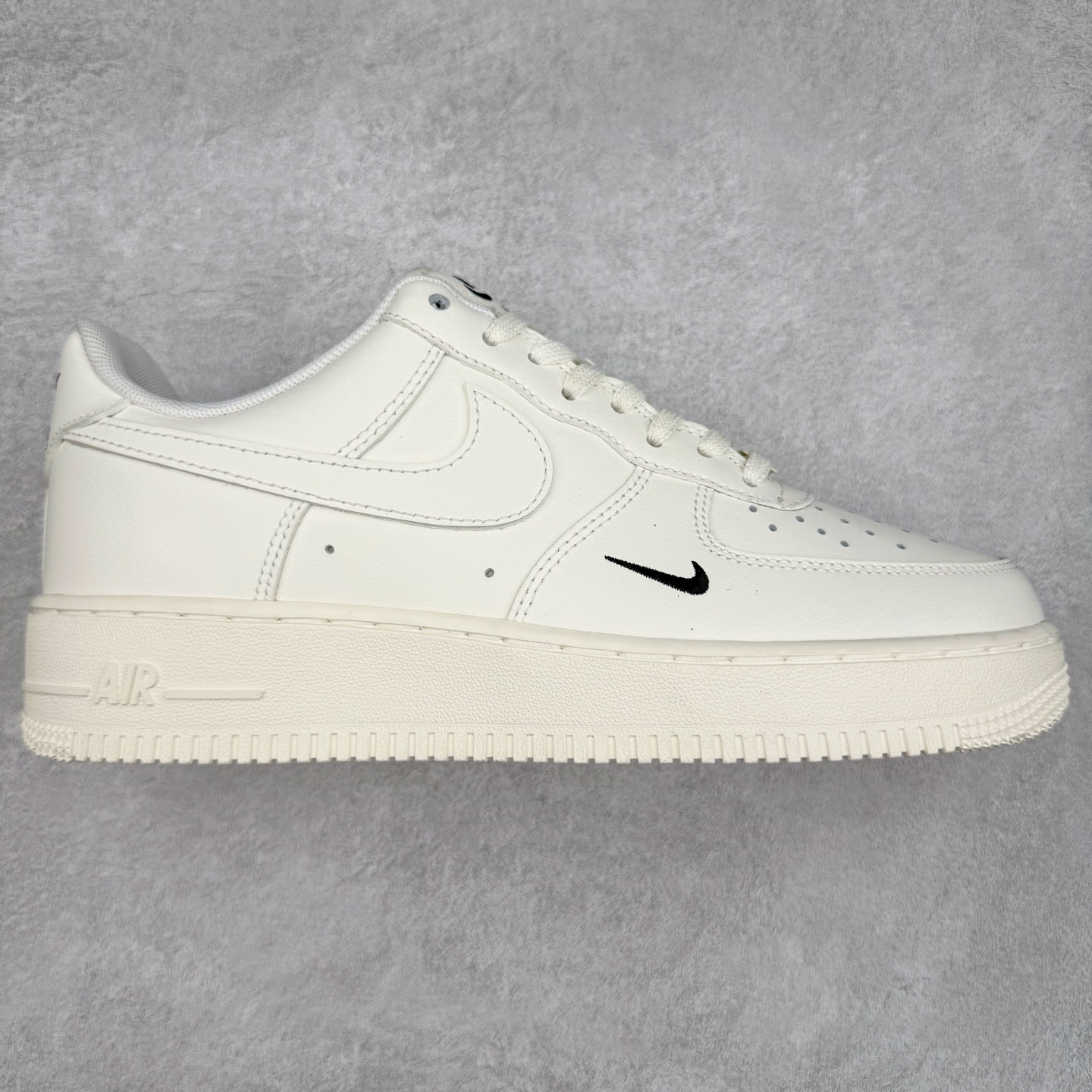 ＃XT纯原 NK Air Force 1´07 Low 空军一号低帮百搭休闲运动板鞋 HF1058-133 顶级批次 2022全新楦头鞋型 鱼鳞大底 历时开发三个月 清洁度完美 二维码鞋标 内置芯片及solo气垫 大底高度及其弧度依照正品 钢印 logo刺绣 鞋口弧度 鞋头长度 鞋面冲孔 鞋垫背胶及钢印 完美鞋型对比正品 每一处都是细节满满 柔软、弹性十足的缓震性能和出色的中底设计 横跨复古与现代的外型结合 造就出风靡全球 三十多年的Force 1 直到今天还深受青睐 实拍调校N版已经零色差零失真 百分百还原实物色彩所见即所得 不存在货不对板色差等低级问题 选购参考实物拍摄 不混卖不参货 只用心做好货严格选品 承诺混一赔十 尺码：36 36.5 37.5 38 38.5 39 40 40.5 41 42 42.5 43 44 44.5 45-选品中心