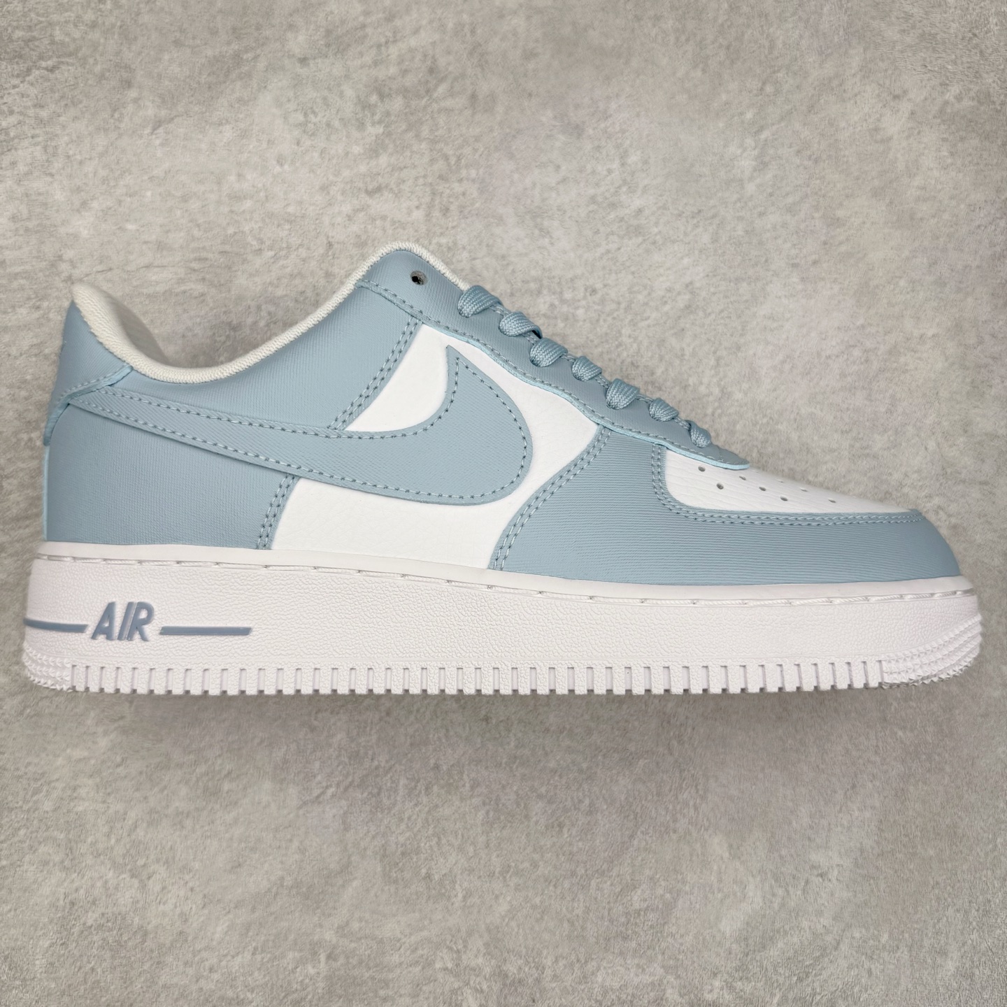 ＃XT纯原 NK Air Force 1´07 Low 空军一号低帮百搭休闲运动板鞋 FZ4627-400 顶级批次 2022全新楦头鞋型 鱼鳞大底 历时开发三个月 清洁度完美 二维码鞋标 内置芯片及solo气垫 大底高度及其弧度依照正品 钢印 logo刺绣 鞋口弧度 鞋头长度 鞋面冲孔 鞋垫背胶及钢印 完美鞋型对比正品 每一处都是细节满满 柔软、弹性十足的缓震性能和出色的中底设计 横跨复古与现代的外型结合 造就出风靡全球 三十多年的Force 1 直到今天还深受青睐 实拍调校N版已经零色差零失真 百分百还原实物色彩所见即所得 不存在货不对板色差等低级问题 选购参考实物拍摄 不混卖不参货 只用心做好货严格选品 承诺混一赔十 尺码：36 36.5 37.5 38 38.5 39 40 40.5 41 42 42.5 43 44 44.5 45-选品中心