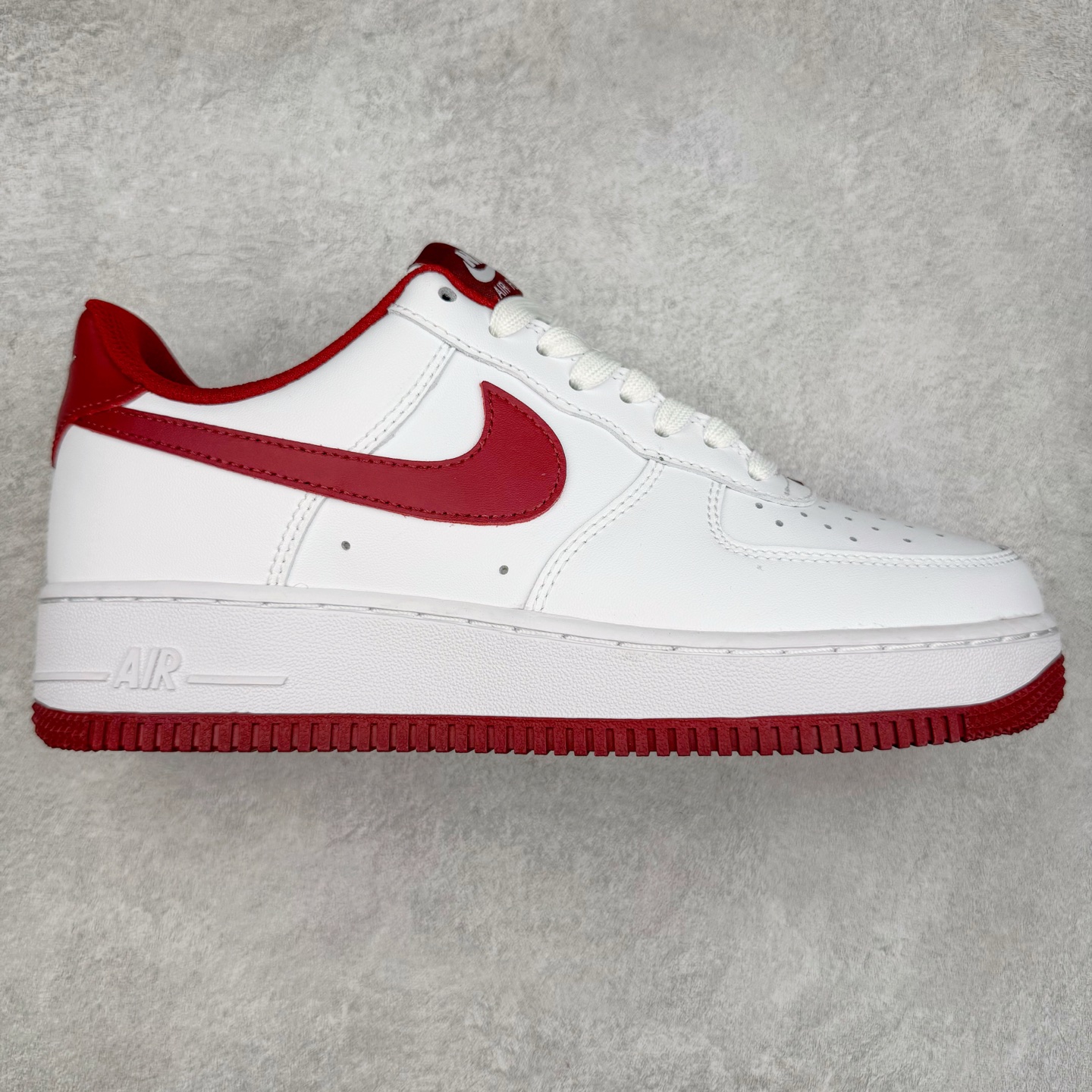 ＃XT纯原 NK Air Force 1´07 Low 空军一号低帮百搭休闲运动板鞋 FV5948-105 顶级批次 2022全新楦头鞋型 鱼鳞大底 历时开发三个月 清洁度完美 二维码鞋标 内置芯片及solo气垫 大底高度及其弧度依照正品 钢印 logo刺绣 鞋口弧度 鞋头长度 鞋面冲孔 鞋垫背胶及钢印 完美鞋型对比正品 每一处都是细节满满 柔软、弹性十足的缓震性能和出色的中底设计 横跨复古与现代的外型结合 造就出风靡全球 三十多年的Force 1 直到今天还深受青睐 实拍调校N版已经零色差零失真 百分百还原实物色彩所见即所得 不存在货不对板色差等低级问题 选购参考实物拍摄 不混卖不参货 只用心做好货严格选品 承诺混一赔十 尺码：36 36.5 37.5 38 38.5 39 40 40.5 41 42 42.5 43 44 44.5 45-选品中心