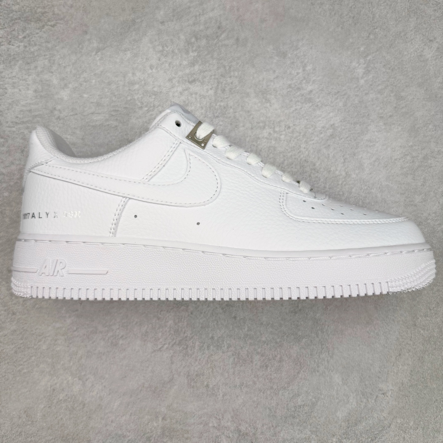 图片[9]-＃XT纯原 NK Air Force 1´07 Low 空军一号低帮百搭休闲运动板鞋 顶级批次 2022全新楦头鞋型 鱼鳞大底 历时开发三个月 清洁度完美 二维码鞋标 内置芯片及solo气垫 大底高度及其弧度依照正品 钢印 logo刺绣 鞋口弧度 鞋头长度 鞋面冲孔 鞋垫背胶及钢印 完美鞋型对比正品 每一处都是细节满满 柔软、弹性十足的缓震性能和出色的中底设计 横跨复古与现代的外型结合 造就出风靡全球 三十多年的Force 1 直到今天还深受青睐 实拍调校N版已经零色差零失真 百分百还原实物色彩所见即所得 不存在货不对板色差等低级问题 选购参考实物拍摄 不混卖不参货 只用心做好货严格选品 承诺混一赔十 尺码：36 36.5 37.5 38 38.5 39 40 40.5 41 42 42.5 43 44 44.5 45-选品中心