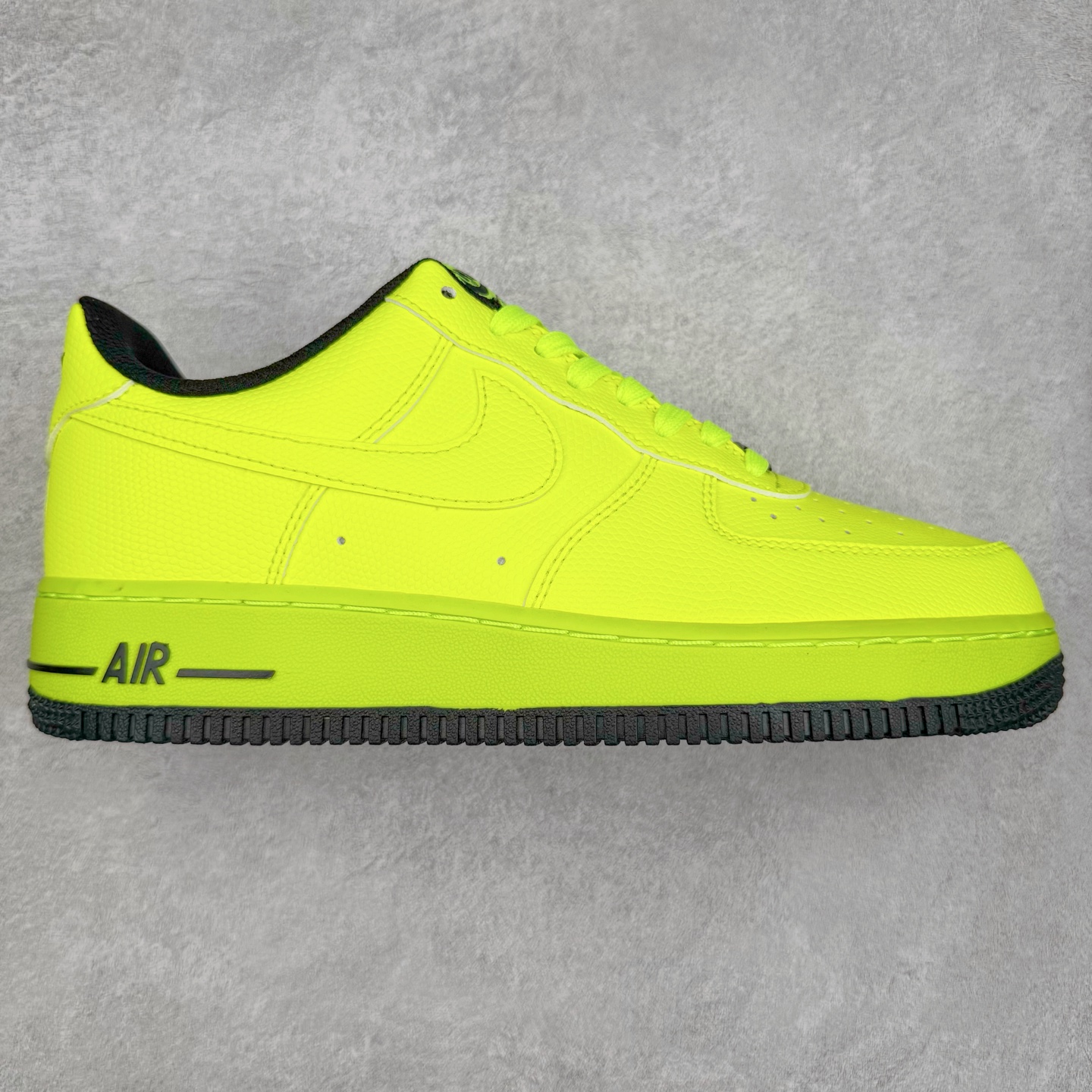 图片[7]-＃XT纯原 NK Air Force 1´07 Low 空军一号低帮百搭休闲运动板鞋 顶级批次 2022全新楦头鞋型 鱼鳞大底 历时开发三个月 清洁度完美 二维码鞋标 内置芯片及solo气垫 大底高度及其弧度依照正品 钢印 logo刺绣 鞋口弧度 鞋头长度 鞋面冲孔 鞋垫背胶及钢印 完美鞋型对比正品 每一处都是细节满满 柔软、弹性十足的缓震性能和出色的中底设计 横跨复古与现代的外型结合 造就出风靡全球 三十多年的Force 1 直到今天还深受青睐 实拍调校N版已经零色差零失真 百分百还原实物色彩所见即所得 不存在货不对板色差等低级问题 选购参考实物拍摄 不混卖不参货 只用心做好货严格选品 承诺混一赔十 尺码：36 36.5 37.5 38 38.5 39 40 40.5 41 42 42.5 43 44 44.5 45-选品中心