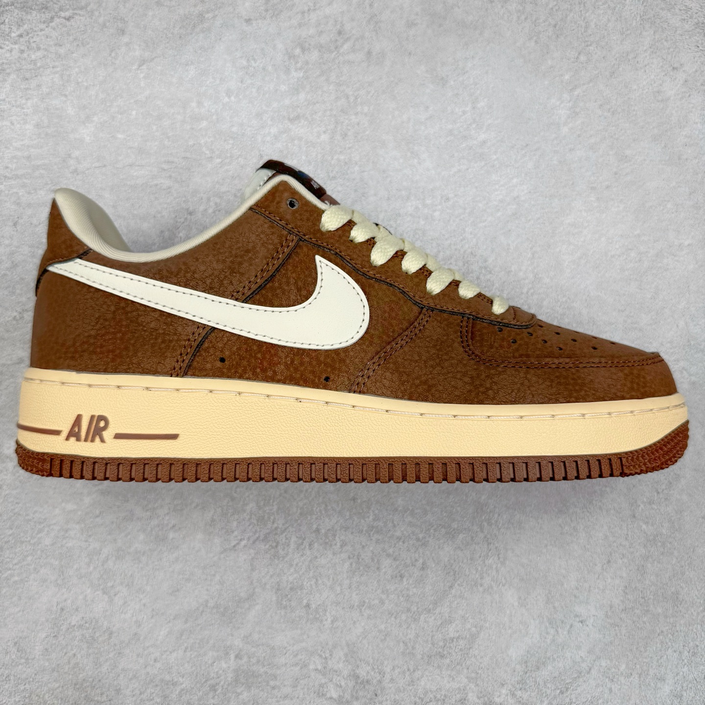 图片[4]-＃XT纯原 NK Air Force 1´07 Low 空军一号低帮百搭休闲运动板鞋 顶级批次 2022全新楦头鞋型 鱼鳞大底 历时开发三个月 清洁度完美 二维码鞋标 内置芯片及solo气垫 大底高度及其弧度依照正品 钢印 logo刺绣 鞋口弧度 鞋头长度 鞋面冲孔 鞋垫背胶及钢印 完美鞋型对比正品 每一处都是细节满满 柔软、弹性十足的缓震性能和出色的中底设计 横跨复古与现代的外型结合 造就出风靡全球 三十多年的Force 1 直到今天还深受青睐 实拍调校N版已经零色差零失真 百分百还原实物色彩所见即所得 不存在货不对板色差等低级问题 选购参考实物拍摄 不混卖不参货 只用心做好货严格选品 承诺混一赔十 尺码：36 36.5 37.5 38 38.5 39 40 40.5 41 42 42.5 43 44 44.5 45-选品中心