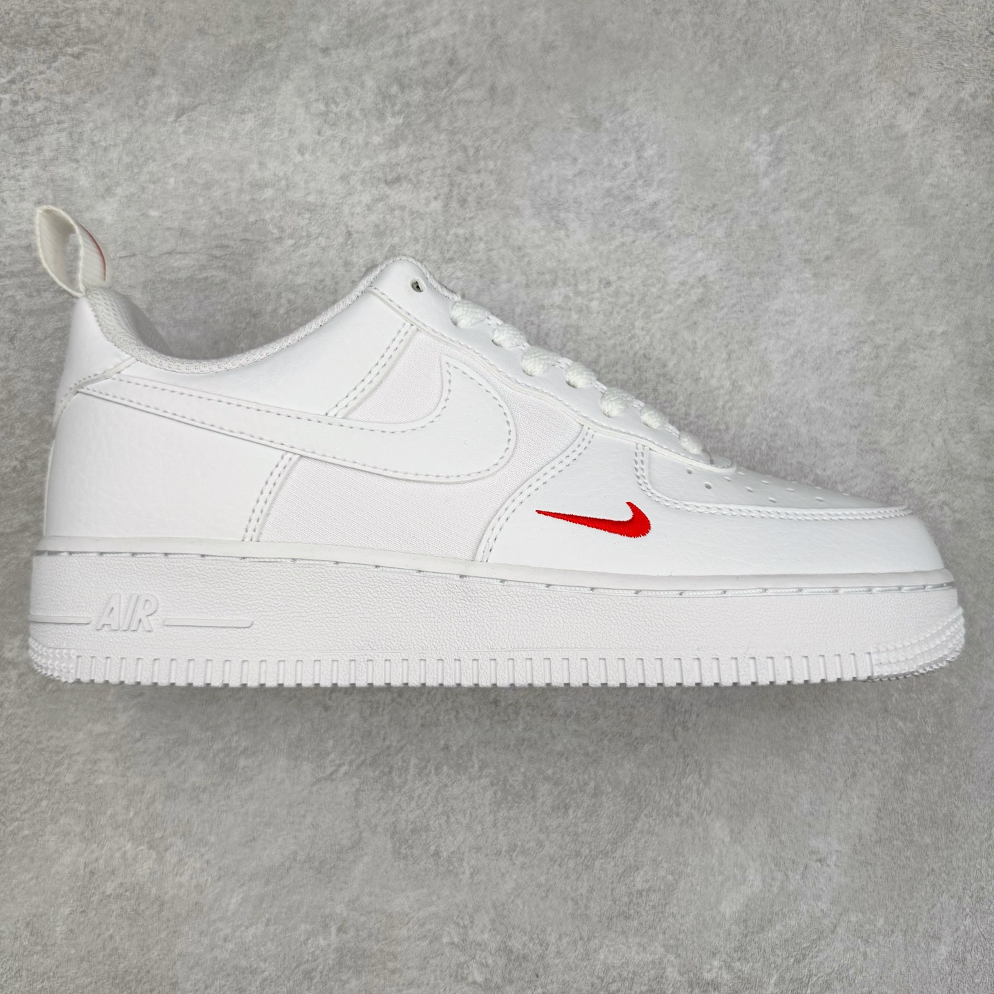 ＃XT纯原 NK Air Force 1´07 Low 空军一号低帮百搭休闲运动板鞋 FZ7187-100 顶级批次 2022全新楦头鞋型 鱼鳞大底 历时开发三个月 清洁度完美 二维码鞋标 内置芯片及solo气垫 大底高度及其弧度依照正品 钢印 logo刺绣 鞋口弧度 鞋头长度 鞋面冲孔 鞋垫背胶及钢印 完美鞋型对比正品 每一处都是细节满满 柔软、弹性十足的缓震性能和出色的中底设计 横跨复古与现代的外型结合 造就出风靡全球 三十多年的Force 1 直到今天还深受青睐 实拍调校N版已经零色差零失真 百分百还原实物色彩所见即所得 不存在货不对板色差等低级问题 选购参考实物拍摄 不混卖不参货 只用心做好货严格选品 承诺混一赔十 尺码：36 36.5 37.5 38 38.5 39 40 40.5 41 42 42.5 43 44 44.5 45-选品中心