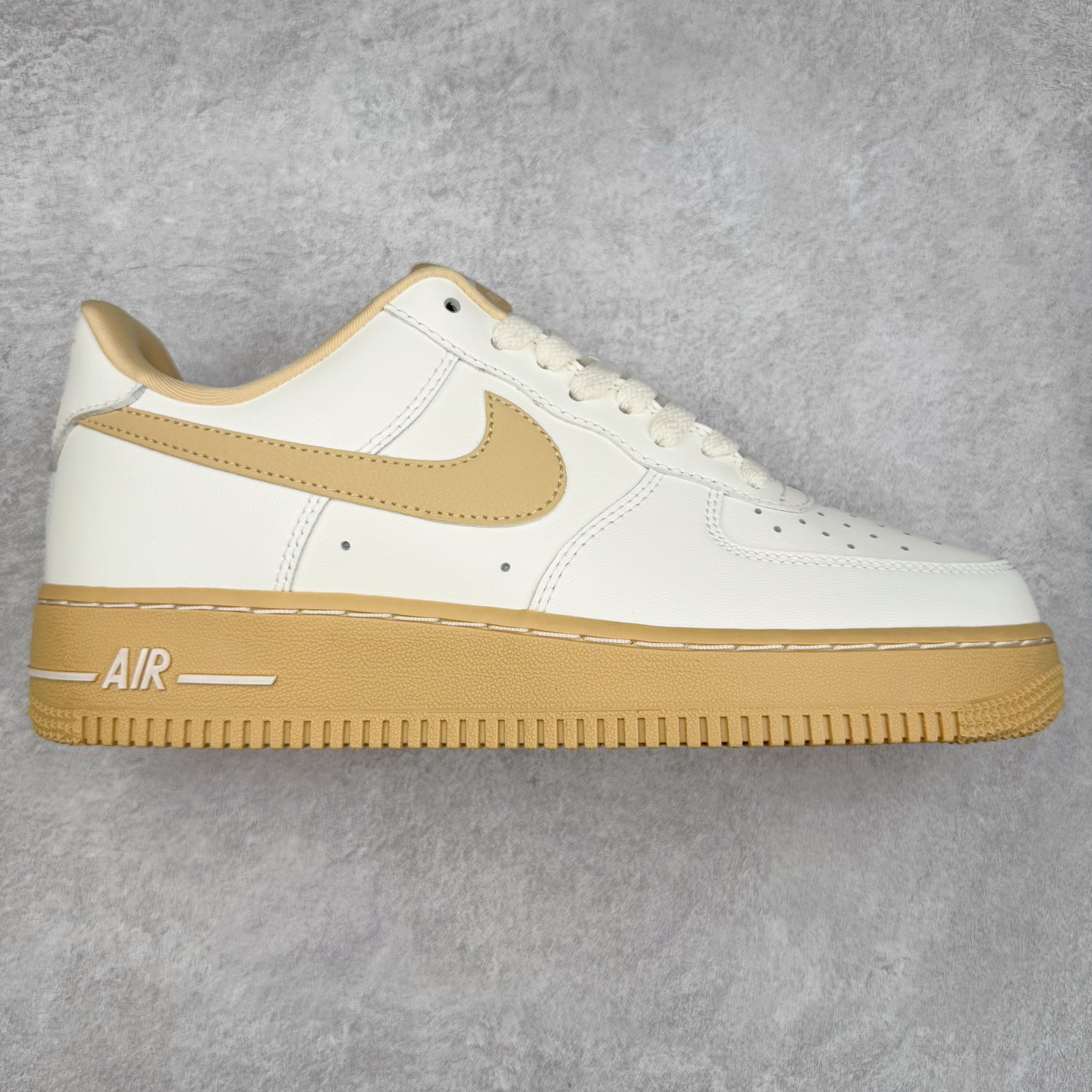 图片[6]-＃XT纯原 NK Air Force 1´07 Low 空军一号低帮百搭休闲运动板鞋 顶级批次 2022全新楦头鞋型 鱼鳞大底 历时开发三个月 清洁度完美 二维码鞋标 内置芯片及solo气垫 大底高度及其弧度依照正品 钢印 logo刺绣 鞋口弧度 鞋头长度 鞋面冲孔 鞋垫背胶及钢印 完美鞋型对比正品 每一处都是细节满满 柔软、弹性十足的缓震性能和出色的中底设计 横跨复古与现代的外型结合 造就出风靡全球 三十多年的Force 1 直到今天还深受青睐 实拍调校N版已经零色差零失真 百分百还原实物色彩所见即所得 不存在货不对板色差等低级问题 选购参考实物拍摄 不混卖不参货 只用心做好货严格选品 承诺混一赔十 尺码：36 36.5 37.5 38 38.5 39 40 40.5 41 42 42.5 43 44 44.5 45-选品中心