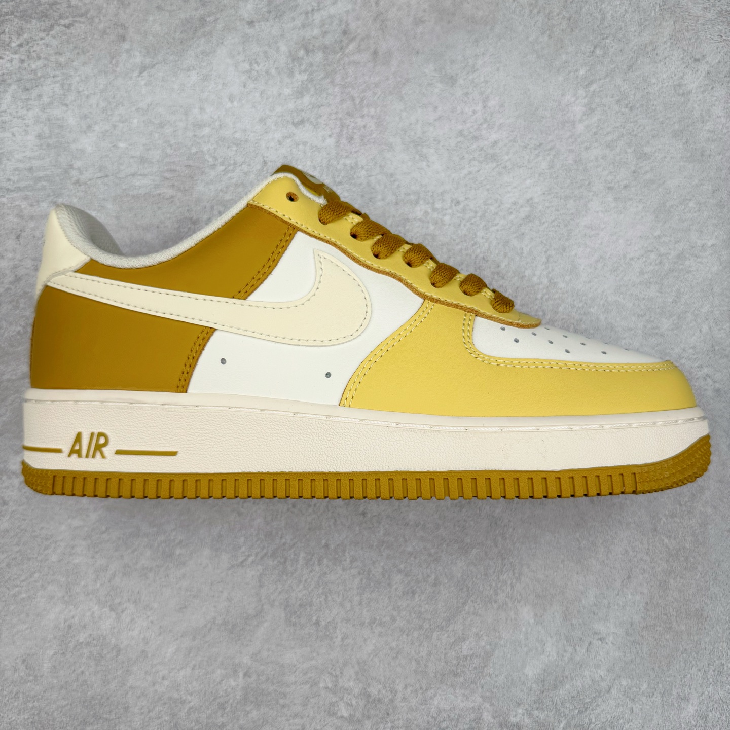 图片[5]-＃XT纯原 NK Air Force 1´07 Low 空军一号低帮百搭休闲运动板鞋 顶级批次 2022全新楦头鞋型 鱼鳞大底 历时开发三个月 清洁度完美 二维码鞋标 内置芯片及solo气垫 大底高度及其弧度依照正品 钢印 logo刺绣 鞋口弧度 鞋头长度 鞋面冲孔 鞋垫背胶及钢印 完美鞋型对比正品 每一处都是细节满满 柔软、弹性十足的缓震性能和出色的中底设计 横跨复古与现代的外型结合 造就出风靡全球 三十多年的Force 1 直到今天还深受青睐 实拍调校N版已经零色差零失真 百分百还原实物色彩所见即所得 不存在货不对板色差等低级问题 选购参考实物拍摄 不混卖不参货 只用心做好货严格选品 承诺混一赔十 尺码：36 36.5 37.5 38 38.5 39 40 40.5 41 42 42.5 43 44 44.5 45-选品中心