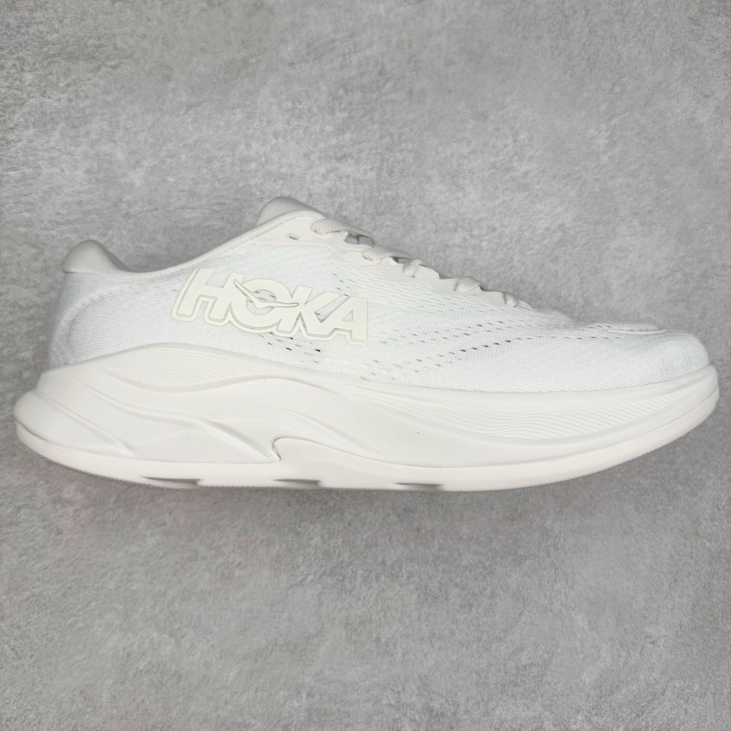 HOKA ONE ONE RINCON 4 舒适防滑耐磨低帮休闲跑步鞋 Rincon 4 是一款日常训练用的跑步鞋，踩上去的感觉很结实。它适合中短距离跑步，但如果您习惯于稍硬的感觉，也可以用于长距离跑步。但它的速度不够快，不能作为速度训练鞋，也不够柔软，不能作为恢复训练鞋，日常里程跑才是它的优势所在。如果您想尝试 Hoka 跑鞋，又想享受极具竞争力的价格，那就试试这款鞋吧。尺码：36 36.5 37.5 38 38.5 39 40 40.5 41 42 42.5 43 44 44.5 45-选品中心