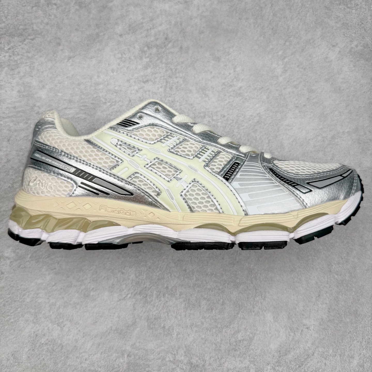 ＃FA ASICS GEL-KAYANO 14 亚瑟士K14系列户外复古潮流百搭织物合成革缓震休闲跑步鞋 原装纸板楦头开发 独家私模五层组合大底 原厂定制缓震硅胶加持 原盒原配 官方四联吊牌 原装Ortholite轻量化鞋垫 设计师 Hidenori Yamashita 以「Flash」一词为灵感 创造出未来感金属色鞋面 改造升级内在性能 由内而外全面革新 为 GEL-KAYANO 家族传承及经典跑鞋文化的延续 创下里程碑式作品 K14跑鞋重新诠释了复古的跑步形状 并以其 2000 年代后期的美学理念重新铺装 银色与蓝色的鞋面极为高档 网面铺陈与鞋面、鞋头多处细节位增添了透气性 鞋后跟部中底上以及多密度耐磨鞋底增加了 GEL 缓震胶 提供高抗冲击性、缓冲性、可保护脚部免受地面冲击的影响 穿着舒适性十足 尺码：35.5 36 37 37.5 38 39 39.5 40.5 41.5 42 42.5 43.5 44 45-选品中心