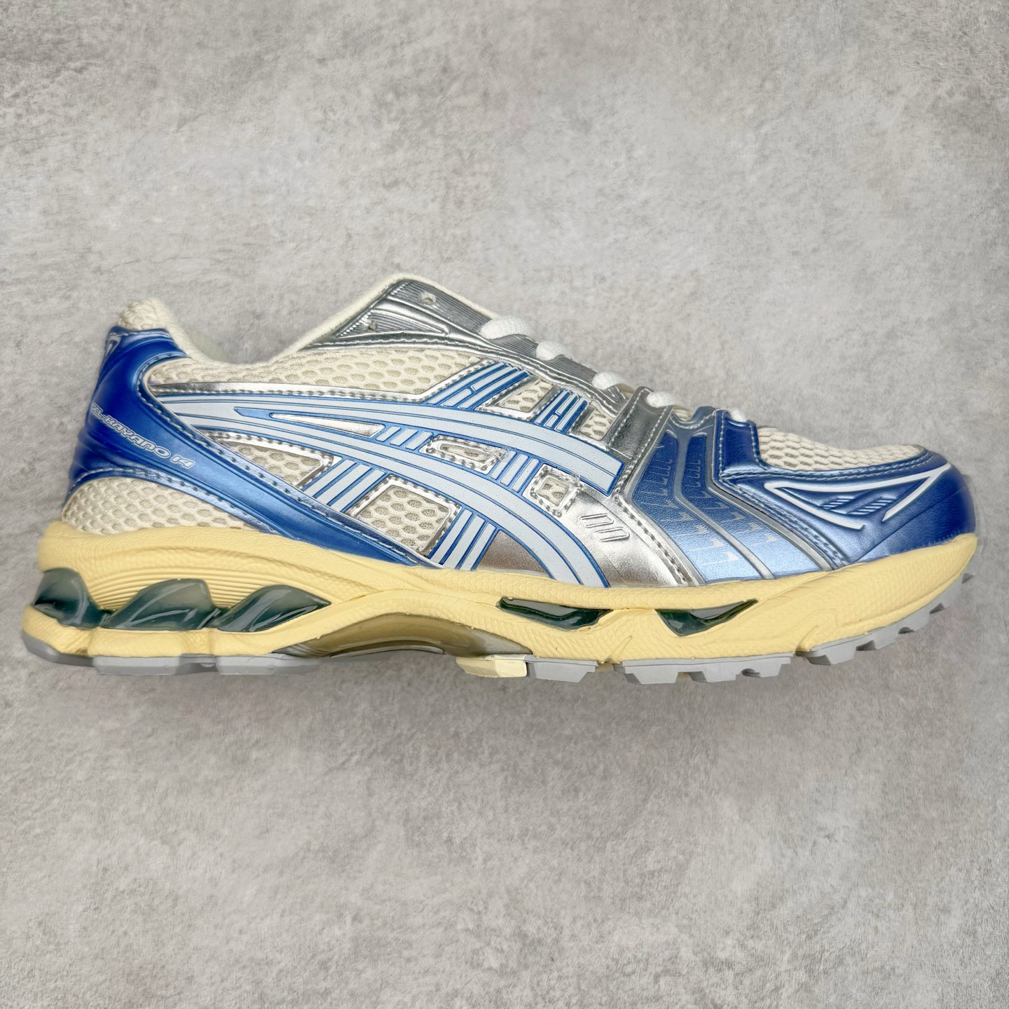 ＃FA ASICS GEL-KAYANO 14 亚瑟士K14系列户外复古潮流百搭织物合成革缓震休闲跑步鞋 原装纸板楦头开发 独家私模五层组合大底 原厂定制缓震硅胶加持 原盒原配 官方四联吊牌 原装Ortholite轻量化鞋垫 设计师 Hidenori Yamashita 以「Flash」一词为灵感 创造出未来感金属色鞋面 改造升级内在性能 由内而外全面革新 为 GEL-KAYANO 家族传承及经典跑鞋文化的延续 创下里程碑式作品 K14跑鞋重新诠释了复古的跑步形状 并以其 2000 年代后期的美学理念重新铺装 银色与蓝色的鞋面极为高档 网面铺陈与鞋面、鞋头多处细节位增添了透气性 鞋后跟部中底上以及多密度耐磨鞋底增加了 GEL 缓震胶 提供高抗冲击性、缓冲性、可保护脚部免受地面冲击的影响 穿着舒适性十足 尺码：35.5 36 37 37.5 38 39 39.5 40.5 41.5 42 42.5 43.5 44 45-选品中心