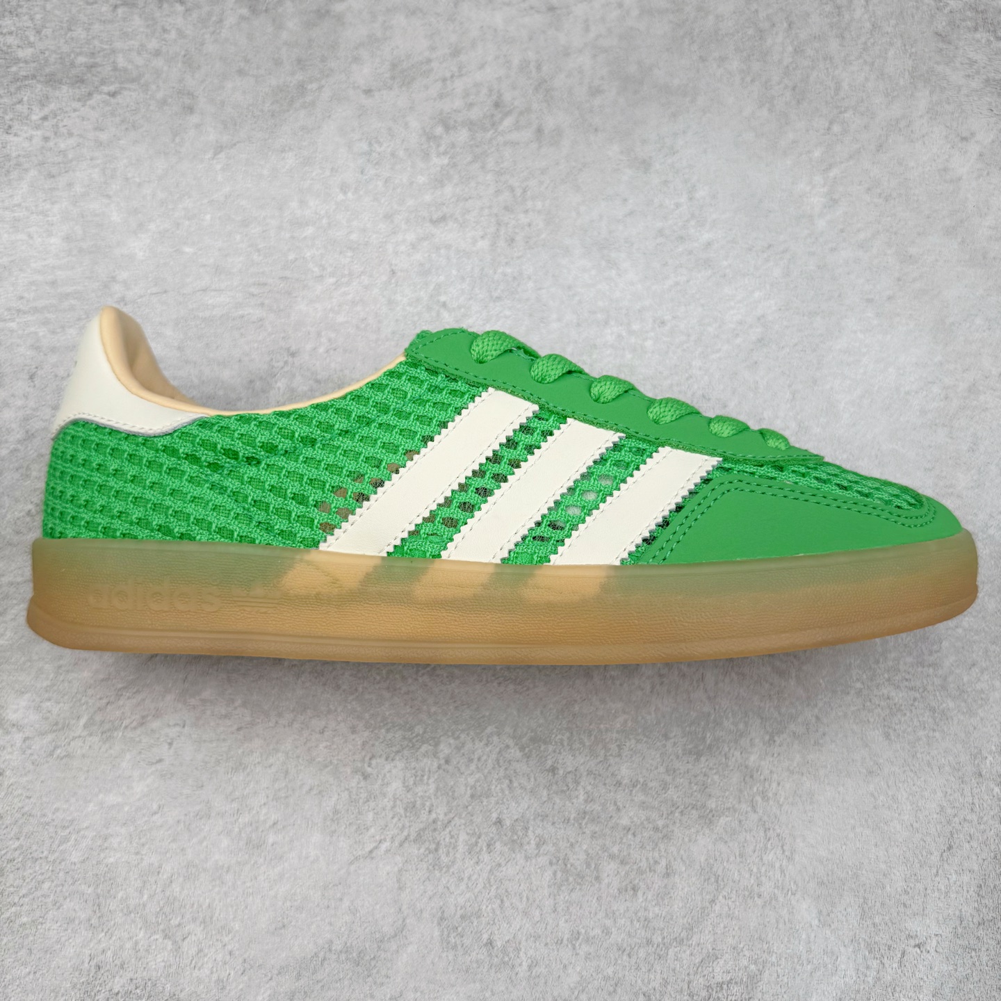 AD Gazelle Indoor Trainers 羚羊内训系列低帮复古百搭休闲运动德训风板鞋 JH5417 90年代经典的复刻版！自60年代以足球训练鞋面世以来,Gazelle就以其经典设计席卷全球。1991年版本的复刻,再造经典Gazelle。采用皮革打造,搭配浊色细节,让这款经典更加简约。尺码：36 36⅔ 37⅓ 38 38⅔ 39⅓ 40 40⅔ 41⅓ 42 42⅔ 43⅓ 44⅓ 44⅔ 45-选品中心