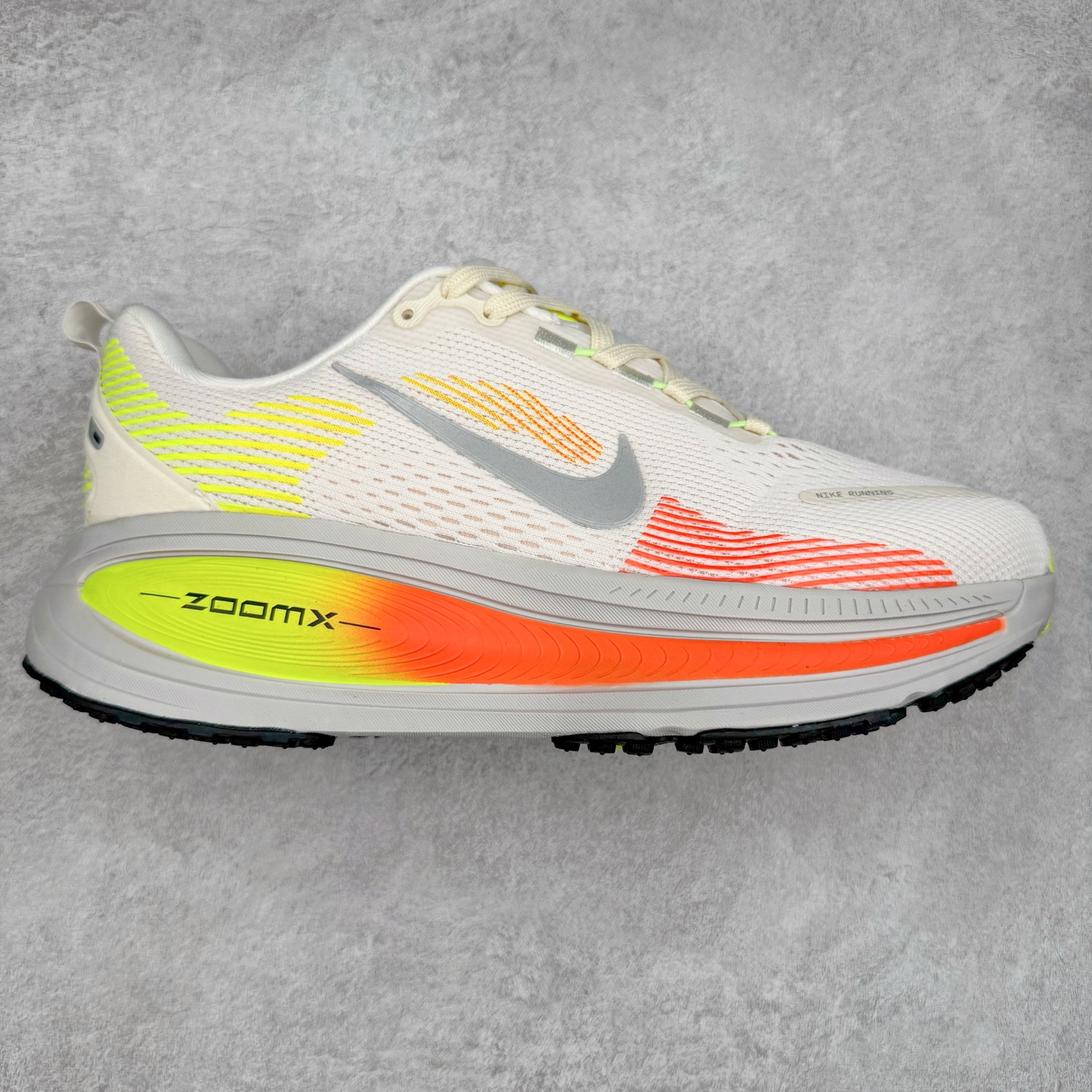 NK Air Zoom Vomero 18 轻便舒适公路跑步鞋 HQ2157-003 质感柔软 弹力充沛 助力一路畅跑 乐享不停 厚实泡绵缔造舒适的回弹效果 铸就出色跑步表现 该鞋款轻盈透气 带你步入舒适新境界 疾速刺激感和非凡舒适脚感交织 定能让跑者在迈步间找到渴望已久的跑步乐趣 自如掌控跑步节奏、配速和里程 足底缓震配置赋予双足柔软舒适感受 助你一路畅跑 缓震设计 在双足触地时有助提供舒适脚感 搭载性能出众的 ZoomX 和 Cushlon 泡绵 营造柔软舒适脚感 助你稳稳迈步 基于跑者反馈 简化中底设计 带来出色舒适感 尺码：36 36.5 37.5 38 38.5 39 40 40.5 41 42 42.5 43 44 44.5 45-选品中心