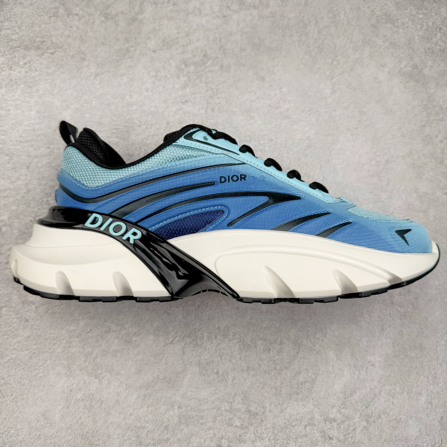 ＃GD广顶 DIOR B44 Blade 迪奥2024新款圆头系带跑步鞋 新款鞋款的特点是受到 21 世纪启发的大胆蓬松造型 B44 Blade 运动鞋采用渐变技术网布制成 配有同色技术面料面板 鞋底上配有对比鲜明的 Blade 嵌件 与跑步世界息息相关 这款运动鞋具有运动、复古未来主义的外观 配有超细纤维和帆布嵌件 并饰有标志性的“Dior”标志 点缀在鞋面、鞋跟和侧面 鞋型饰有 Dior 和Lewis Hamilton标志性饰物 悬挂在鞋眼上 而鞋面、鞋跟和侧面则饰有 Dior 标志 尺码：36 37 38 39 40 41 42 43 44 45-选品中心