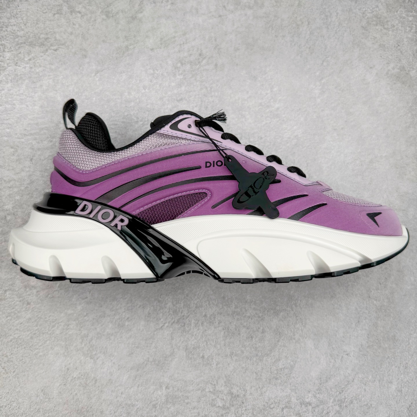 ＃GD广顶 DIOR B44 Blade 迪奥2024新款圆头系带跑步鞋 新款鞋款的特点是受到 21 世纪启发的大胆蓬松造型 B44 Blade 运动鞋采用渐变技术网布制成 配有同色技术面料面板 鞋底上配有对比鲜明的 Blade 嵌件 与跑步世界息息相关 这款运动鞋具有运动、复古未来主义的外观 配有超细纤维和帆布嵌件 并饰有标志性的“Dior”标志 点缀在鞋面、鞋跟和侧面 鞋型饰有 Dior 和Lewis Hamilton标志性饰物 悬挂在鞋眼上 而鞋面、鞋跟和侧面则饰有 Dior 标志 尺码：36 37 38 39 40 41 42 43 44 45-选品中心