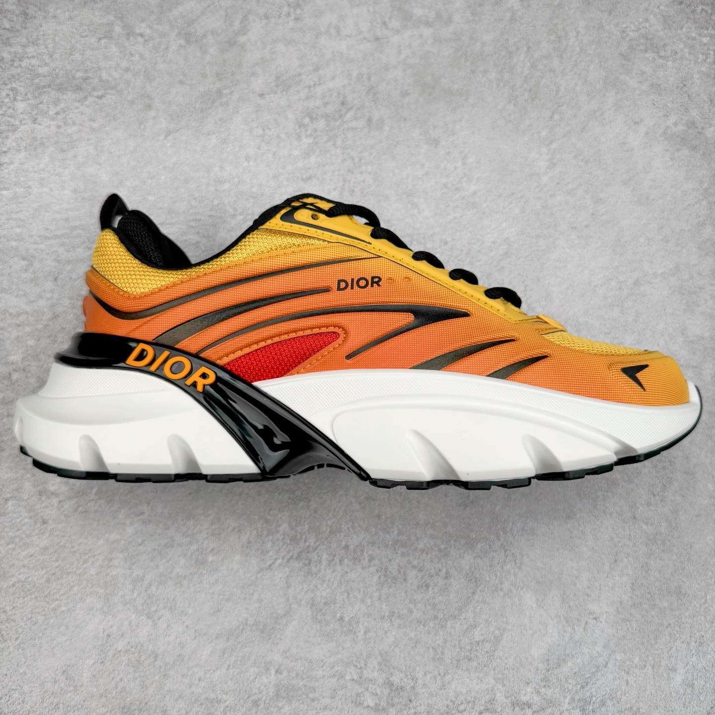 ＃GD广顶 DIOR B44 Blade 迪奥2024新款圆头系带跑步鞋 新款鞋款的特点是受到 21 世纪启发的大胆蓬松造型 B44 Blade 运动鞋采用渐变技术网布制成 配有同色技术面料面板 鞋底上配有对比鲜明的 Blade 嵌件 与跑步世界息息相关 这款运动鞋具有运动、复古未来主义的外观 配有超细纤维和帆布嵌件 并饰有标志性的“Dior”标志 点缀在鞋面、鞋跟和侧面 鞋型饰有 Dior 和Lewis Hamilton标志性饰物 悬挂在鞋眼上 而鞋面、鞋跟和侧面则饰有 Dior 标志 尺码：36 37 38 39 40 41 42 43 44 45-选品中心