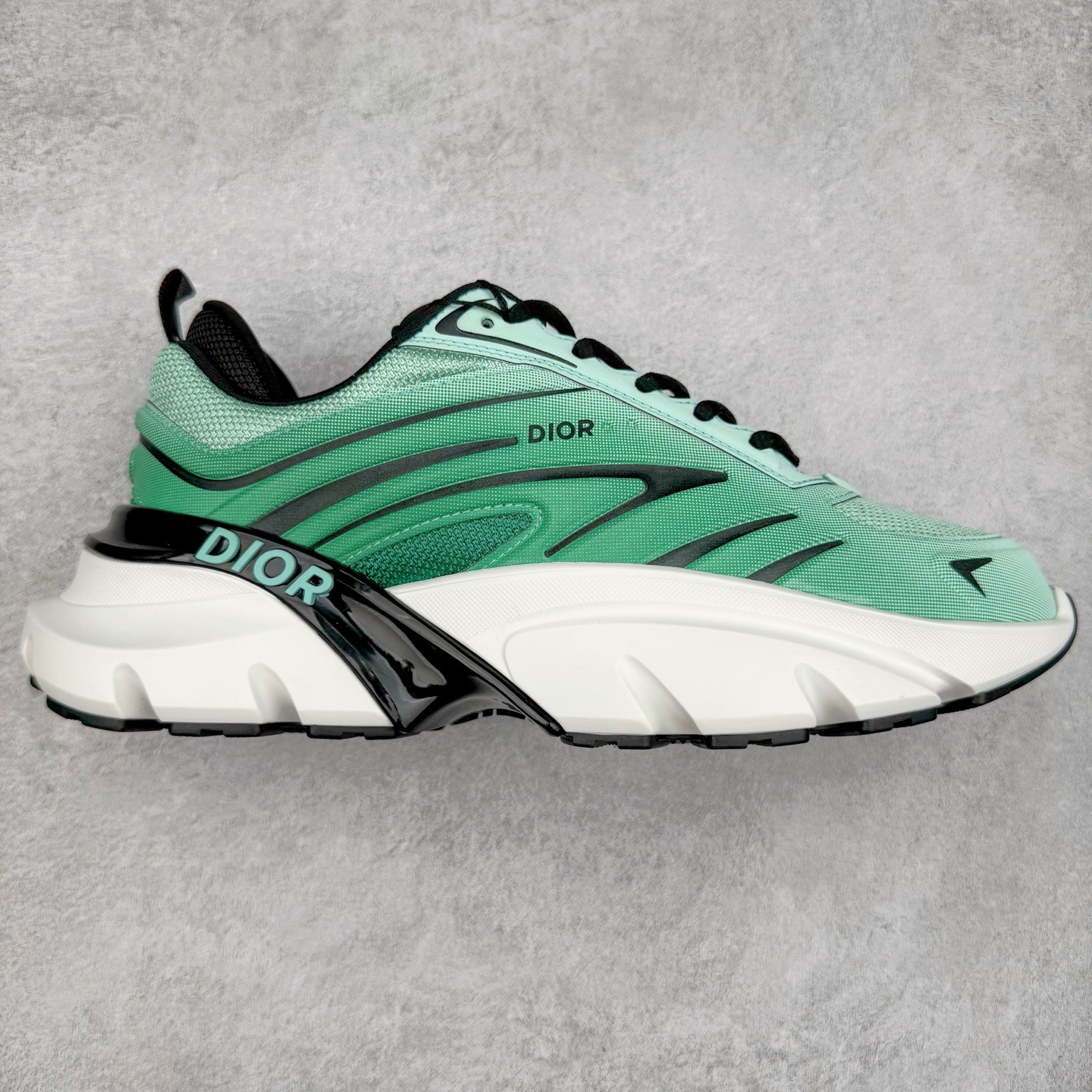 ＃GD广顶 DIOR B44 Blade 迪奥2024新款圆头系带跑步鞋 新款鞋款的特点是受到 21 世纪启发的大胆蓬松造型 B44 Blade 运动鞋采用渐变技术网布制成 配有同色技术面料面板 鞋底上配有对比鲜明的 Blade 嵌件 与跑步世界息息相关 这款运动鞋具有运动、复古未来主义的外观 配有超细纤维和帆布嵌件 并饰有标志性的“Dior”标志 点缀在鞋面、鞋跟和侧面 鞋型饰有 Dior 和Lewis Hamilton标志性饰物 悬挂在鞋眼上 而鞋面、鞋跟和侧面则饰有 Dior 标志 尺码：36 37 38 39 40 41 42 43 44 45-选品中心