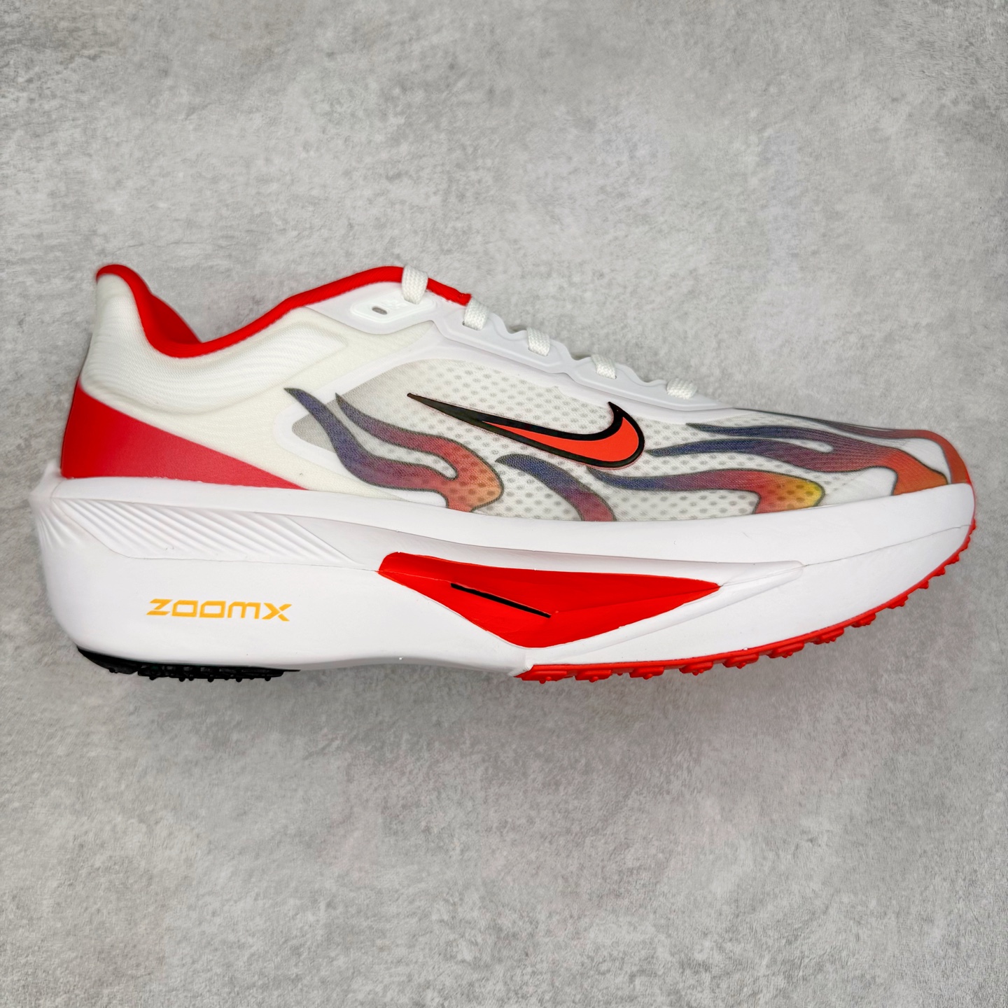 ＃TG纯原 NK ZoomX Invincible Run Flyknit 6 轻量跑鞋 飞织低帮休闲运动慢跑鞋 厚底增高 老爹鞋 此鞋专为短跑运动员而生 是为 5 至 10 公里距离的赛事和训练打造 整体设计采用流线型的轻质工程网眼材质构成鞋面 并与其他 Running 旗舰鞋款同样搭载全脚掌 ZoomX 缓冲中底 搭配 Pebax 物料与橡胶外底 ZoomX StreakFly 首发配色以Prototype呈现 其灵感是来自开发期间的磨损测试 透过编号的标记与内侧的预期跑步距离突出研发过程 尺码：36 36.5 37.5 38 38.5 39 40 40.5 41 42 42.5 43 44 45-选品中心