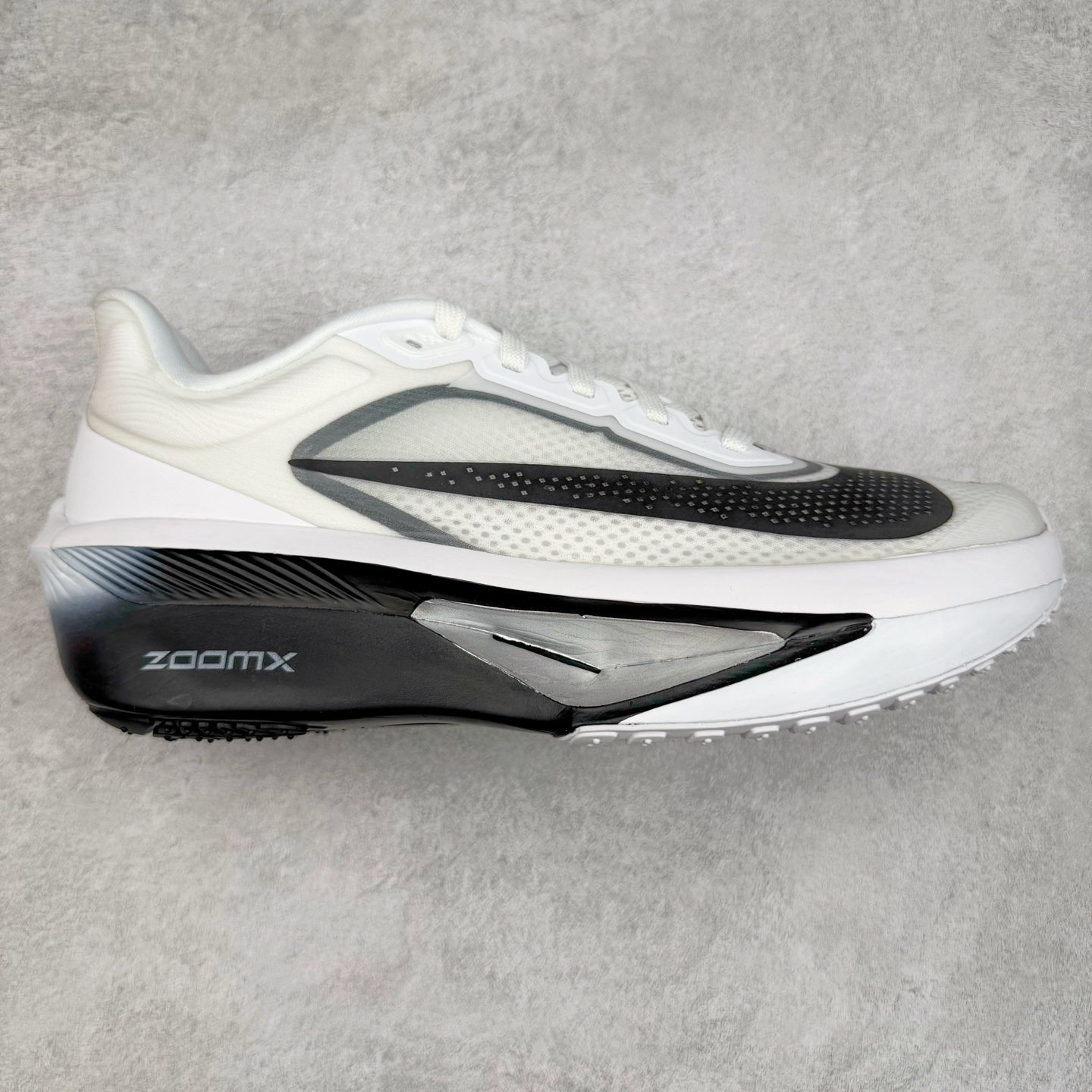 ＃TG纯原 NK ZoomX Invincible Run Flyknit 6 轻量跑鞋 飞织低帮休闲运动慢跑鞋 厚底增高 老爹鞋 此鞋专为短跑运动员而生 是为 5 至 10 公里距离的赛事和训练打造 整体设计采用流线型的轻质工程网眼材质构成鞋面 并与其他 Running 旗舰鞋款同样搭载全脚掌 ZoomX 缓冲中底 搭配 Pebax 物料与橡胶外底 ZoomX StreakFly 首发配色以Prototype呈现 其灵感是来自开发期间的磨损测试 透过编号的标记与内侧的预期跑步距离突出研发过程 尺码：36 36.5 37.5 38 38.5 39 40 40.5 41 42 42.5 43 44 45-选品中心