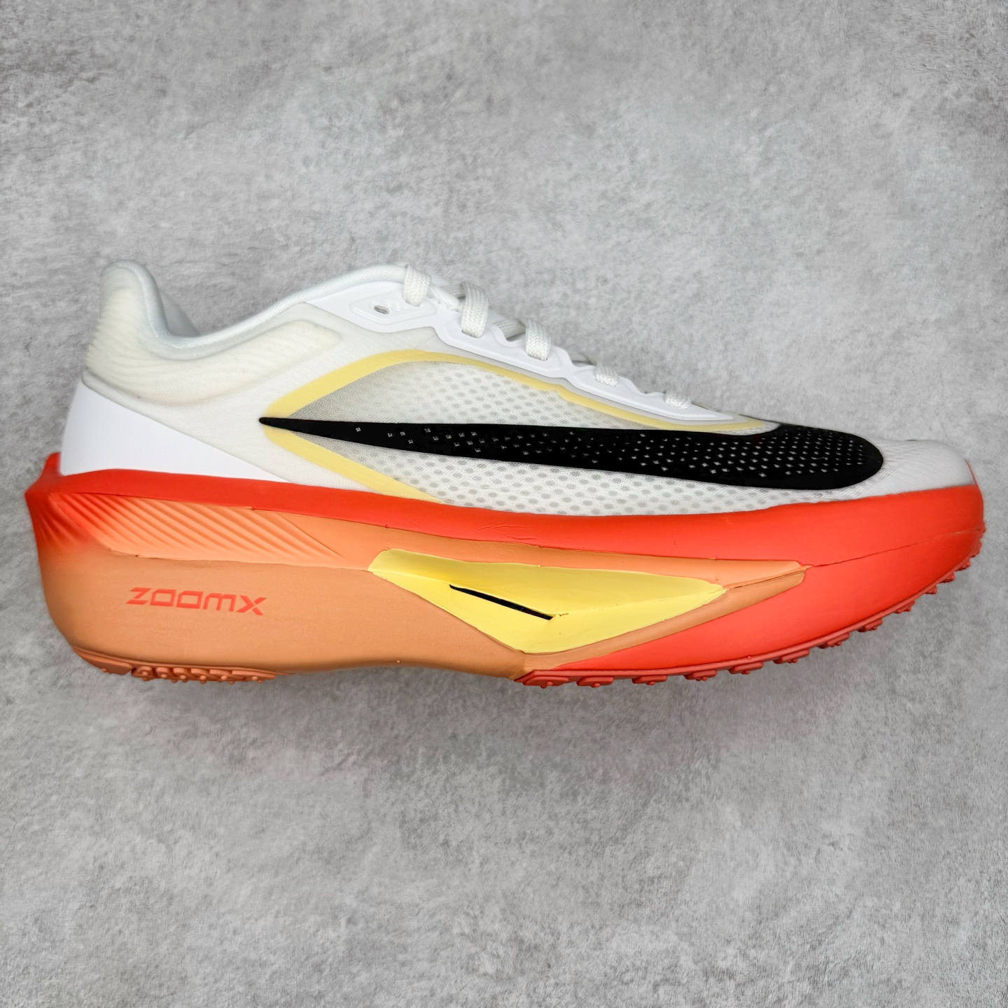 ＃TG纯原 NK ZoomX Invincible Run Flyknit 6 轻量跑鞋 飞织低帮休闲运动慢跑鞋 厚底增高 老爹鞋 此鞋专为短跑运动员而生 是为 5 至 10 公里距离的赛事和训练打造 整体设计采用流线型的轻质工程网眼材质构成鞋面 并与其他 Running 旗舰鞋款同样搭载全脚掌 ZoomX 缓冲中底 搭配 Pebax 物料与橡胶外底 ZoomX StreakFly 首发配色以Prototype呈现 其灵感是来自开发期间的磨损测试 透过编号的标记与内侧的预期跑步距离突出研发过程 尺码：36 36.5 37.5 38 38.5 39 40 40.5 41 42 42.5 43 44 45-选品中心