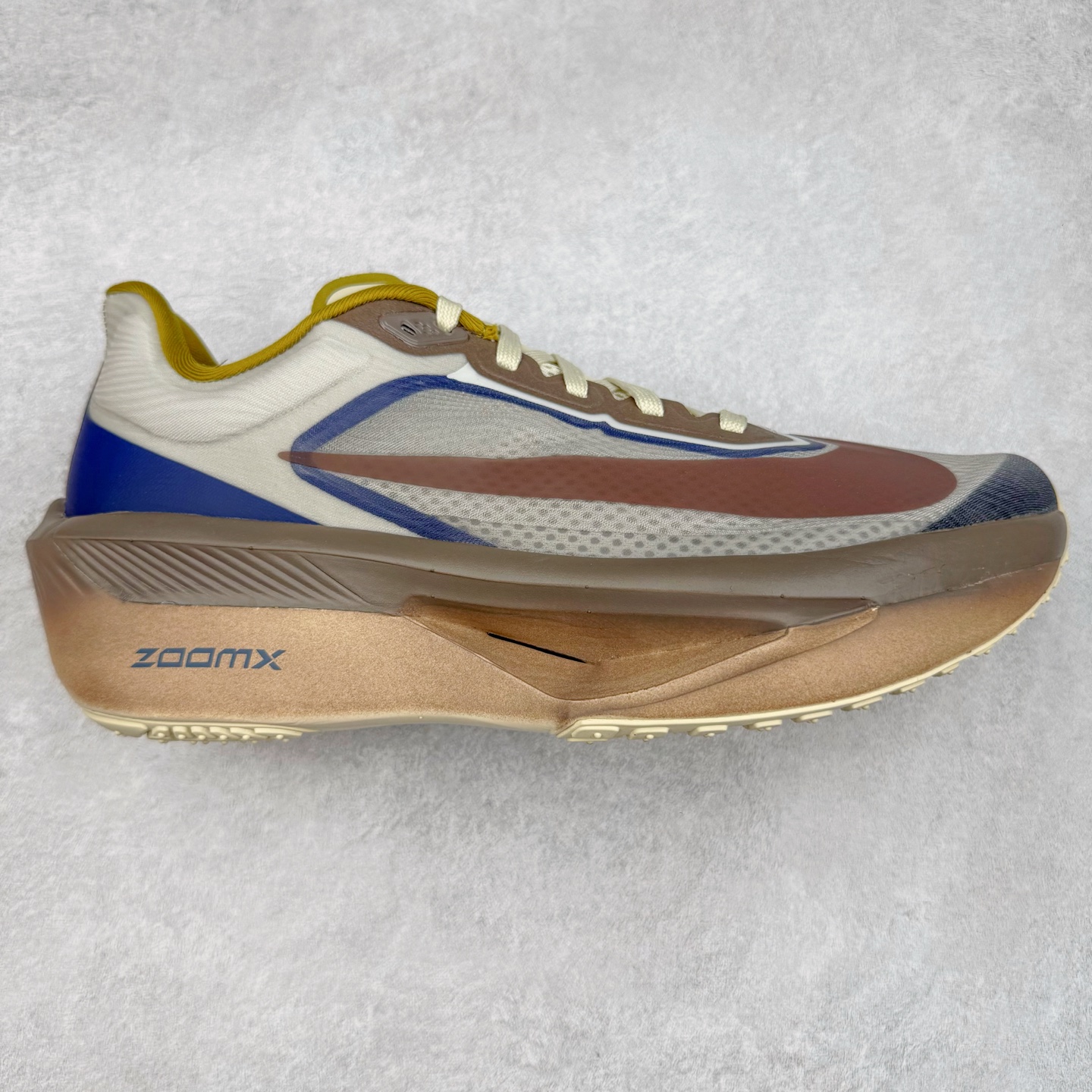 ＃TG纯原 NK ZoomX Invincible Run Flyknit 6 轻量跑鞋 飞织低帮休闲运动慢跑鞋 厚底增高 老爹鞋 此鞋专为短跑运动员而生 是为 5 至 10 公里距离的赛事和训练打造 整体设计采用流线型的轻质工程网眼材质构成鞋面 并与其他 Running 旗舰鞋款同样搭载全脚掌 ZoomX 缓冲中底 搭配 Pebax 物料与橡胶外底 ZoomX StreakFly 首发配色以Prototype呈现 其灵感是来自开发期间的磨损测试 透过编号的标记与内侧的预期跑步距离突出研发过程 尺码：36 36.5 37.5 38 38.5 39 40 40.5 41 42 42.5 43 44 45-选品中心