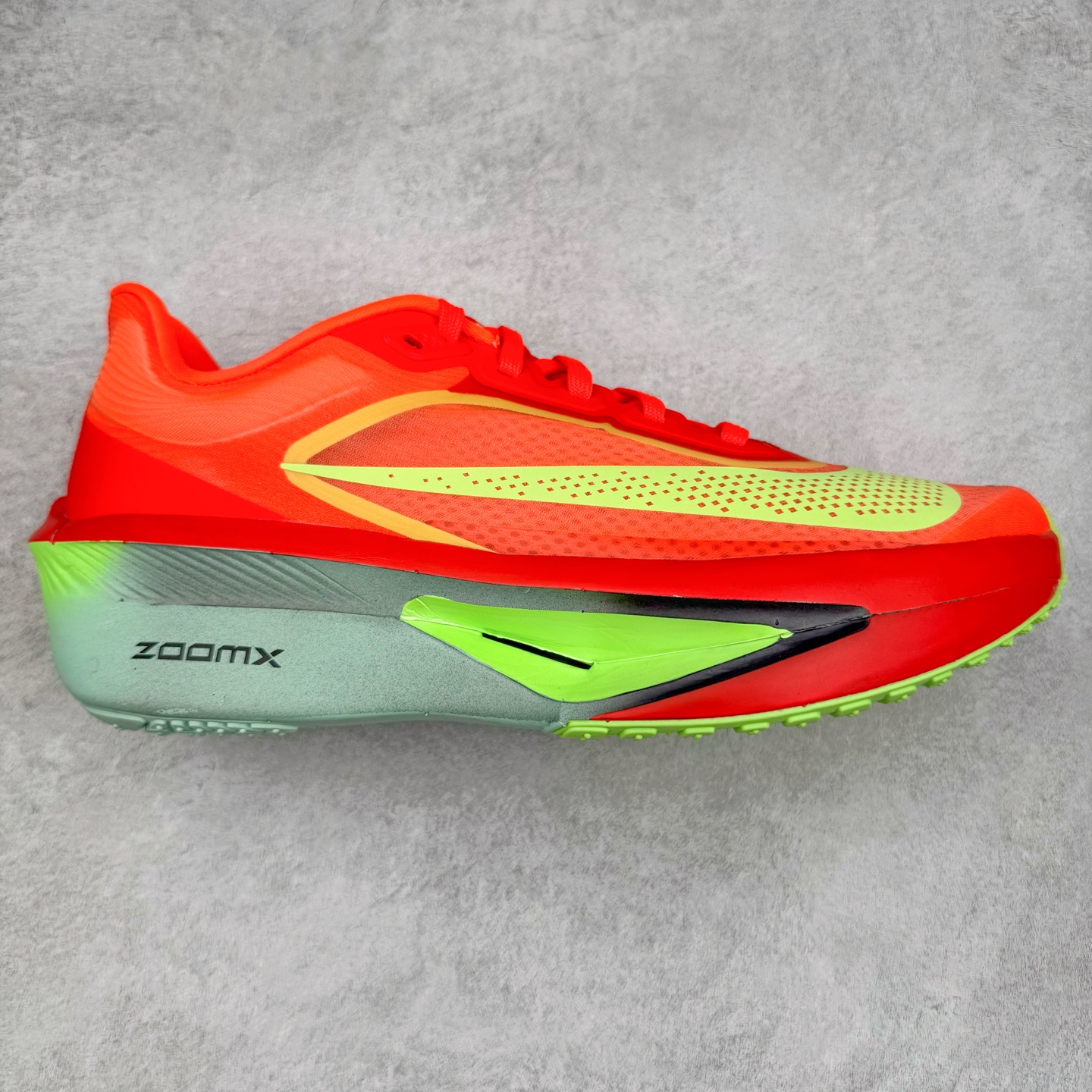 ＃TG纯原 NK ZoomX Invincible Run Flyknit 6 轻量跑鞋 飞织低帮休闲运动慢跑鞋 厚底增高 老爹鞋 此鞋专为短跑运动员而生 是为 5 至 10 公里距离的赛事和训练打造 整体设计采用流线型的轻质工程网眼材质构成鞋面 并与其他 Running 旗舰鞋款同样搭载全脚掌 ZoomX 缓冲中底 搭配 Pebax 物料与橡胶外底 ZoomX StreakFly 首发配色以Prototype呈现 其灵感是来自开发期间的磨损测试 透过编号的标记与内侧的预期跑步距离突出研发过程 尺码：36 36.5 37.5 38 38.5 39 40 40.5 41 42 42.5 43 44 45-选品中心