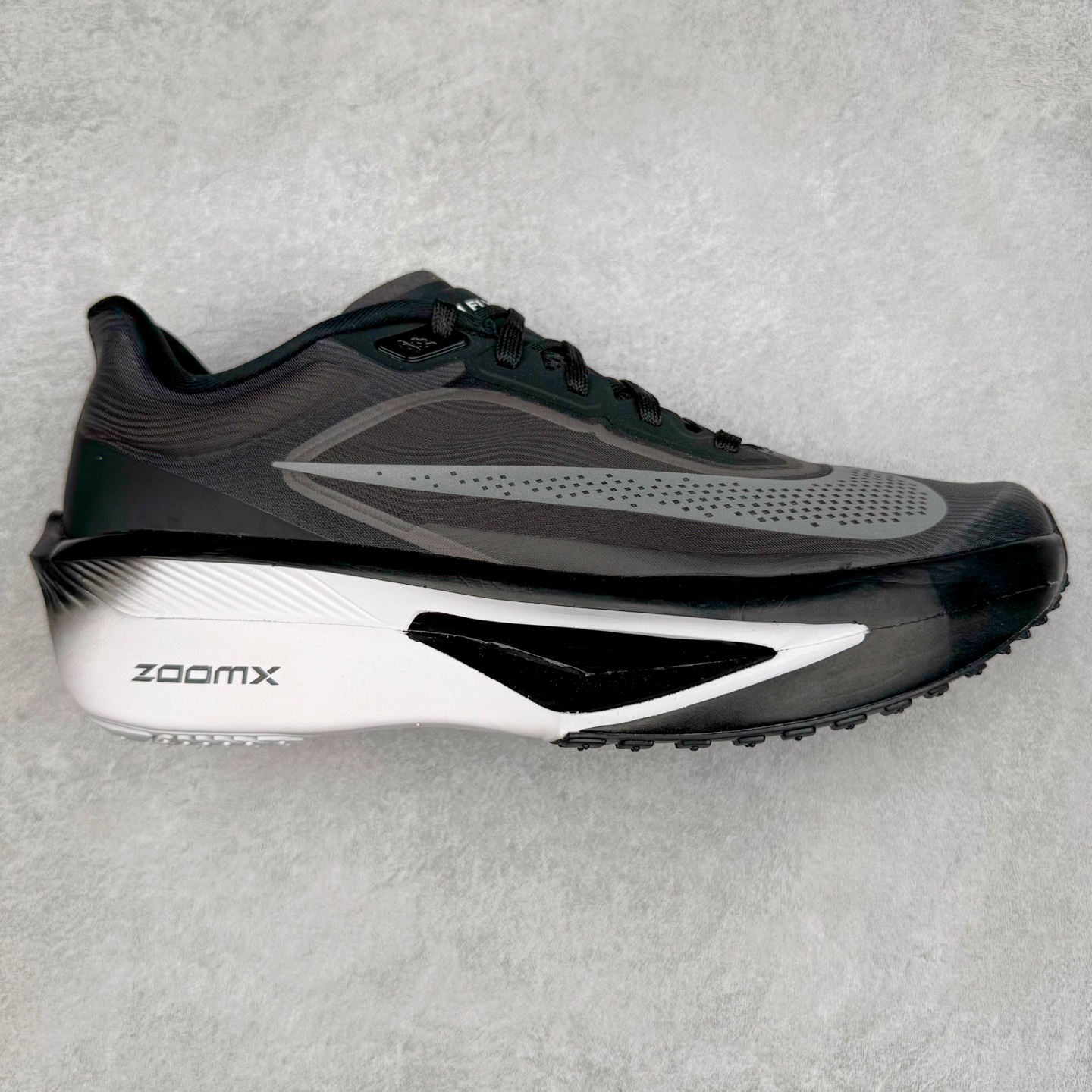 ＃TG纯原 NK ZoomX Invincible Run Flyknit 6 轻量跑鞋 飞织低帮休闲运动慢跑鞋 厚底增高 老爹鞋 此鞋专为短跑运动员而生 是为 5 至 10 公里距离的赛事和训练打造 整体设计采用流线型的轻质工程网眼材质构成鞋面 并与其他 Running 旗舰鞋款同样搭载全脚掌 ZoomX 缓冲中底 搭配 Pebax 物料与橡胶外底 ZoomX StreakFly 首发配色以Prototype呈现 其灵感是来自开发期间的磨损测试 透过编号的标记与内侧的预期跑步距离突出研发过程 尺码：36 36.5 37.5 38 38.5 39 40 40.5 41 42 42.5 43 44 45-选品中心