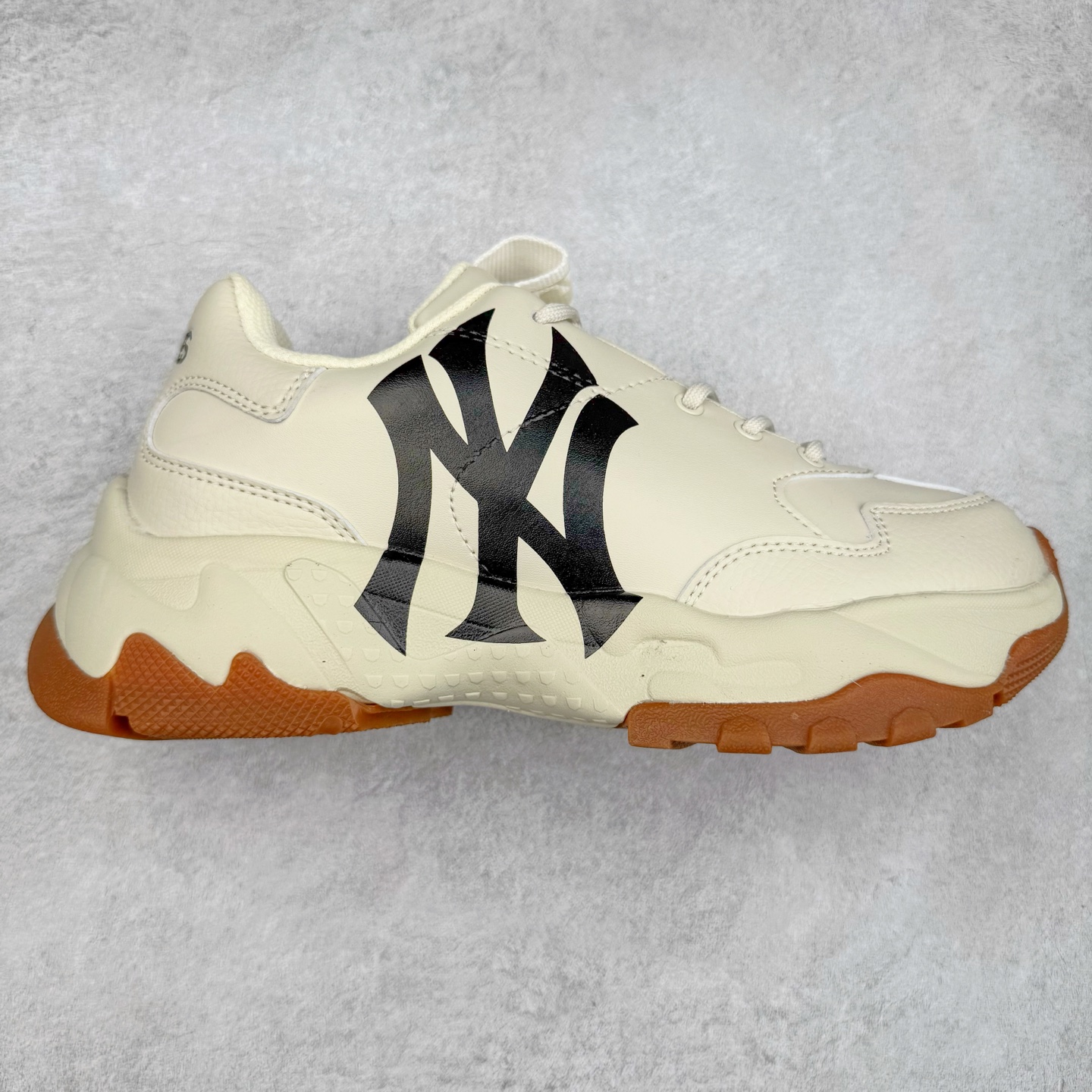 图片[9]-＃特价福利 MLB BigBall Chunky纽约洋基队增高复古风印花老爹鞋 MLB是韩国F&F旗下潮流服装品牌 拥有150年历史的经典传统 是街头文化和国际生活方式的领导者 MLB拥有包括男装、女装、童装、配饰在内的全品类服饰 提供覆盖各性别、各年龄层、From Head to Toe的穿搭装备 其产品结合了韩国的时尚造型与质感 展现了运动服饰也可以兼具时尚潮流的风格 在产品设计上 MLB不仅融合了美国职业棒球大联盟的各当家球队 更结合了棒球运动中的各个元素 复古风范自信控场 复古鞋型率先勾描独特的自我态度 在经典线条与时尚元素的精彩交织下刷新街头复古运动风潮 质感十足兼备卓越的舒适透气性能迎合夏日追求的自在脚感。尺码：36 36.5 37.5 38 38.5 39 40 40.5 41 42 42.5 43 44 44.5 45-选品中心