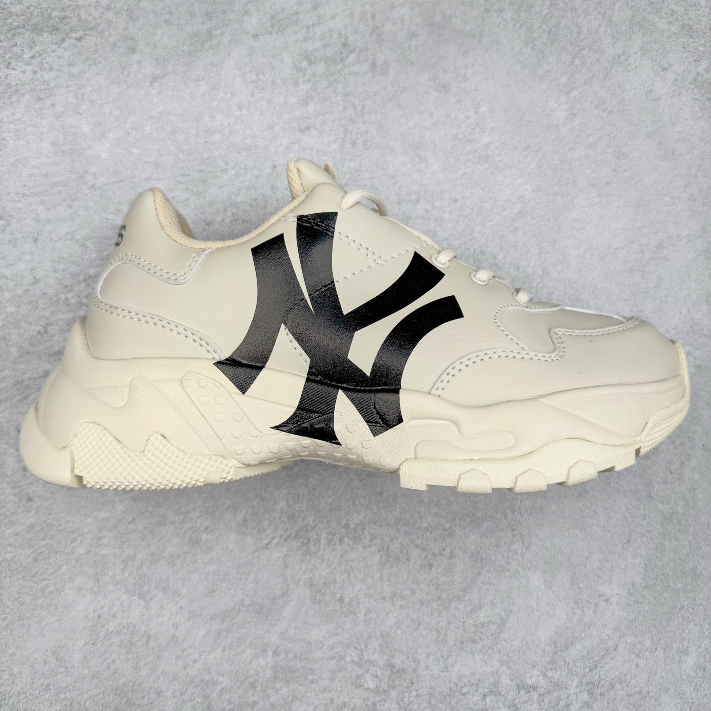 图片[8]-＃特价福利 MLB BigBall Chunky纽约洋基队增高复古风印花老爹鞋 MLB是韩国F&F旗下潮流服装品牌 拥有150年历史的经典传统 是街头文化和国际生活方式的领导者 MLB拥有包括男装、女装、童装、配饰在内的全品类服饰 提供覆盖各性别、各年龄层、From Head to Toe的穿搭装备 其产品结合了韩国的时尚造型与质感 展现了运动服饰也可以兼具时尚潮流的风格 在产品设计上 MLB不仅融合了美国职业棒球大联盟的各当家球队 更结合了棒球运动中的各个元素 复古风范自信控场 复古鞋型率先勾描独特的自我态度 在经典线条与时尚元素的精彩交织下刷新街头复古运动风潮 质感十足兼备卓越的舒适透气性能迎合夏日追求的自在脚感。尺码：36 36.5 37.5 38 38.5 39 40 40.5 41 42 42.5 43 44 44.5 45-选品中心